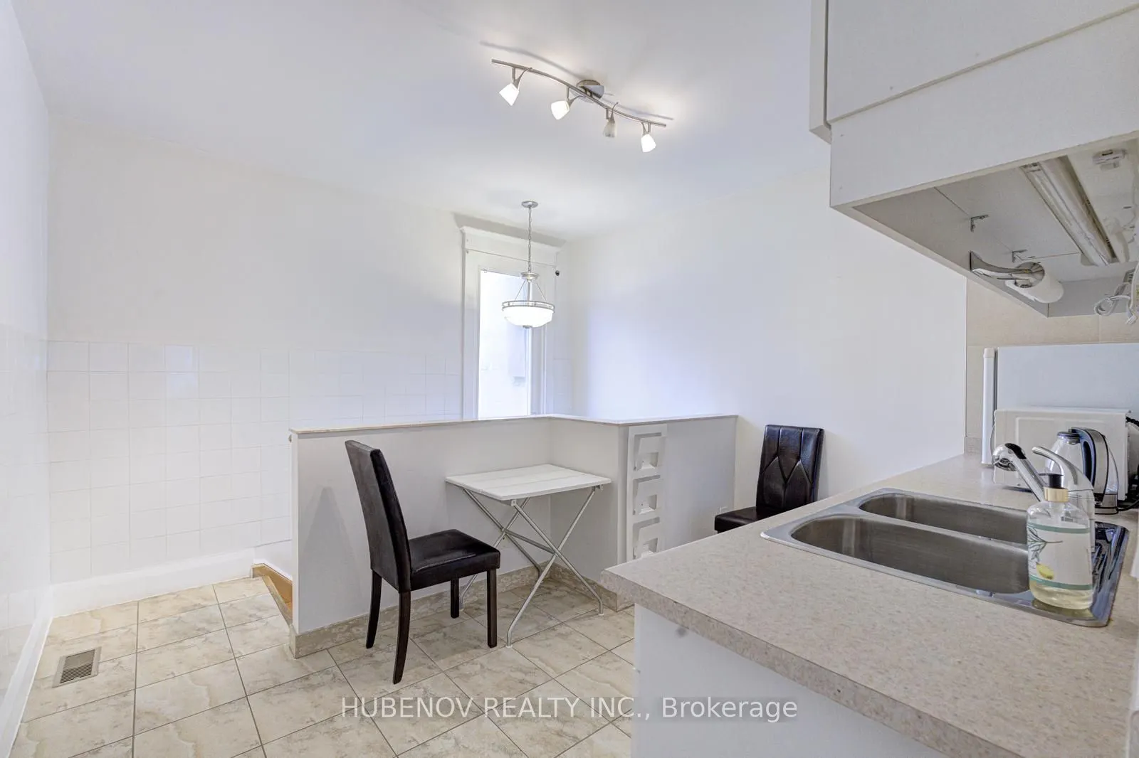 1261 St.Clair Avenue W