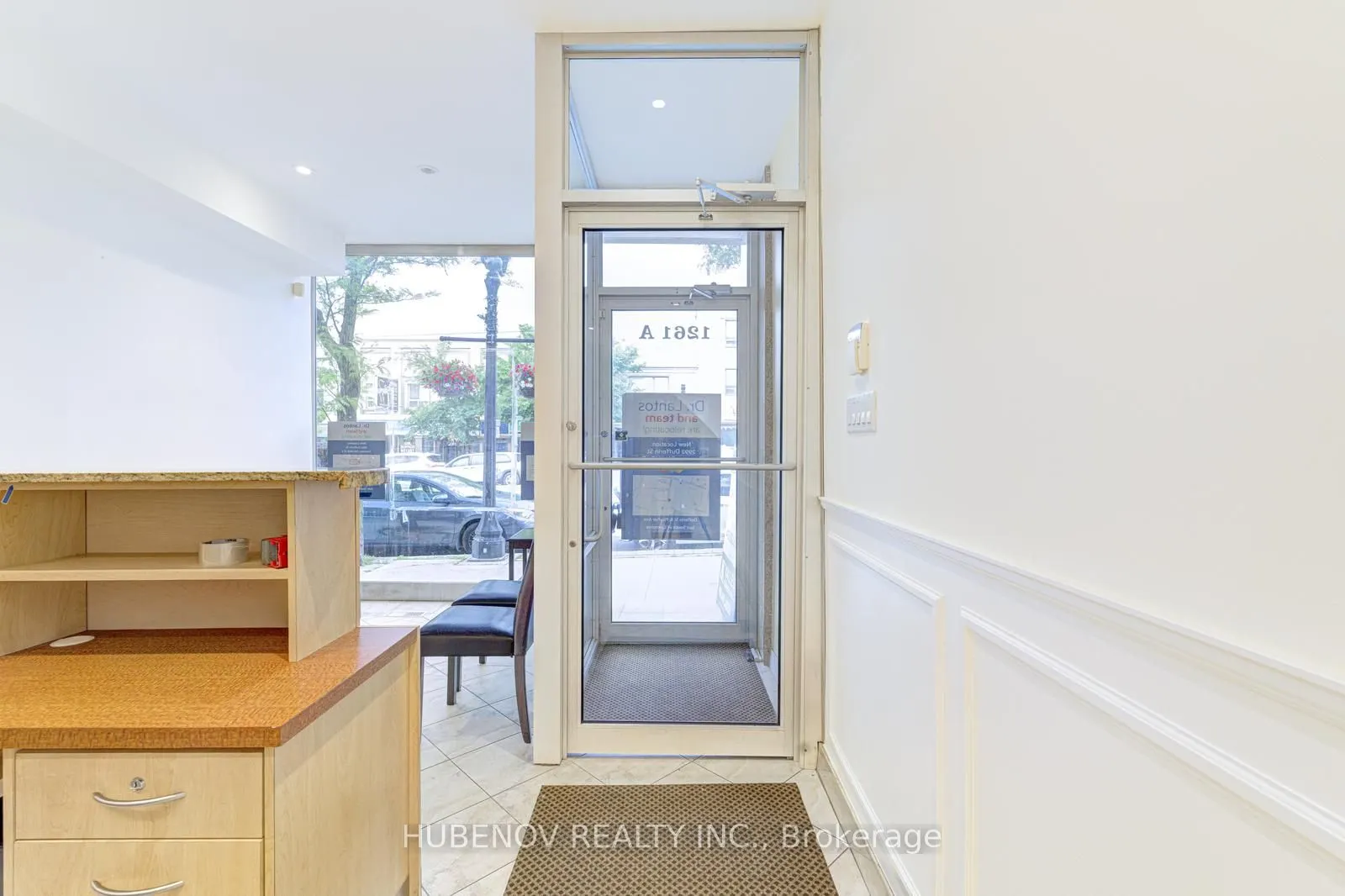 1261 St.Clair Avenue W