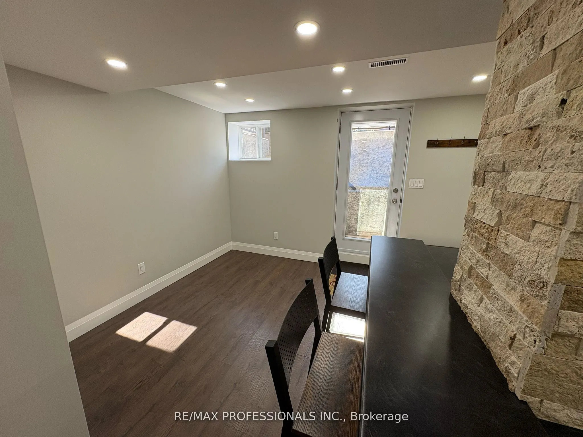 19 Elmbrook Crescent #Lower