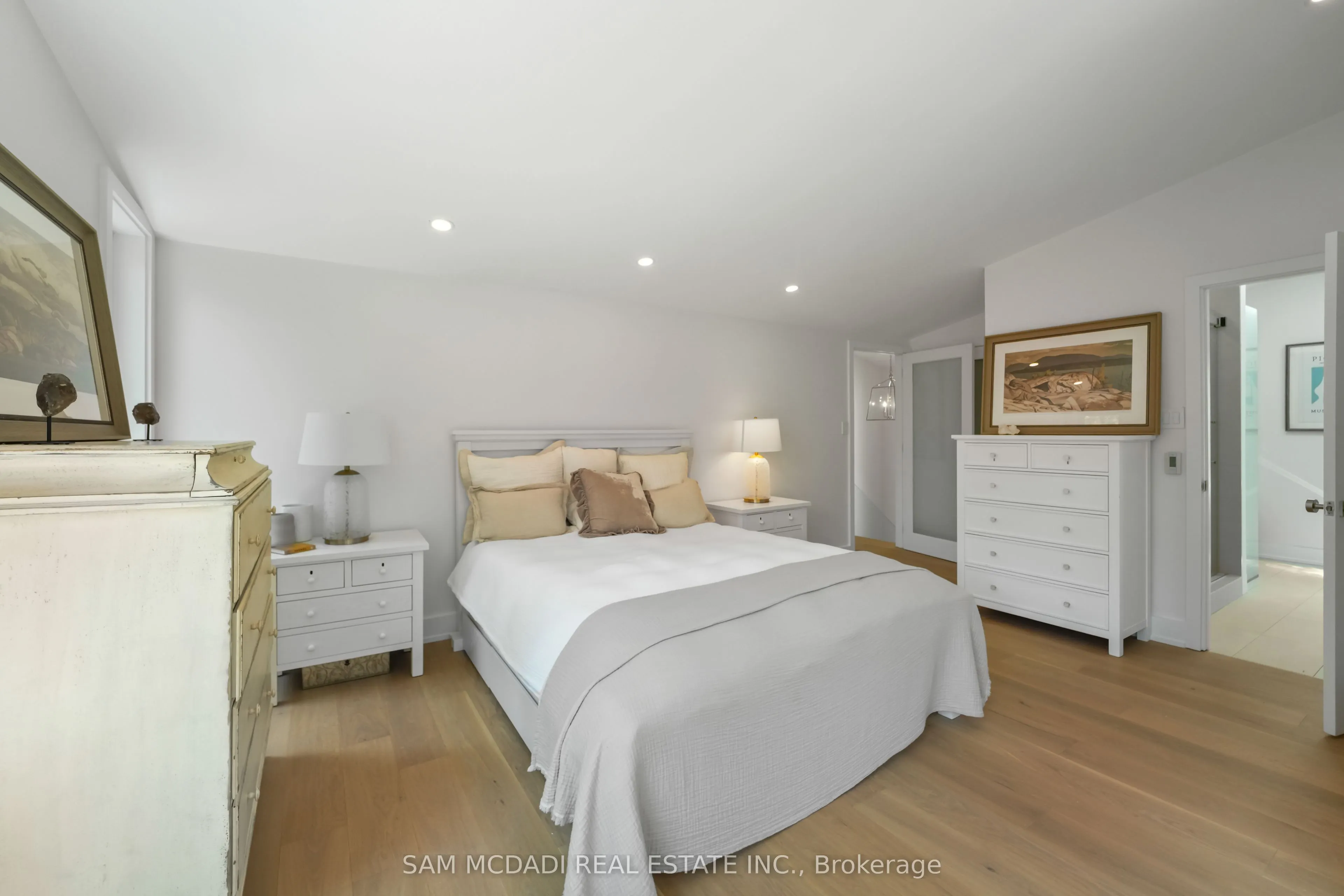 1273 Queen Victoria Avenue