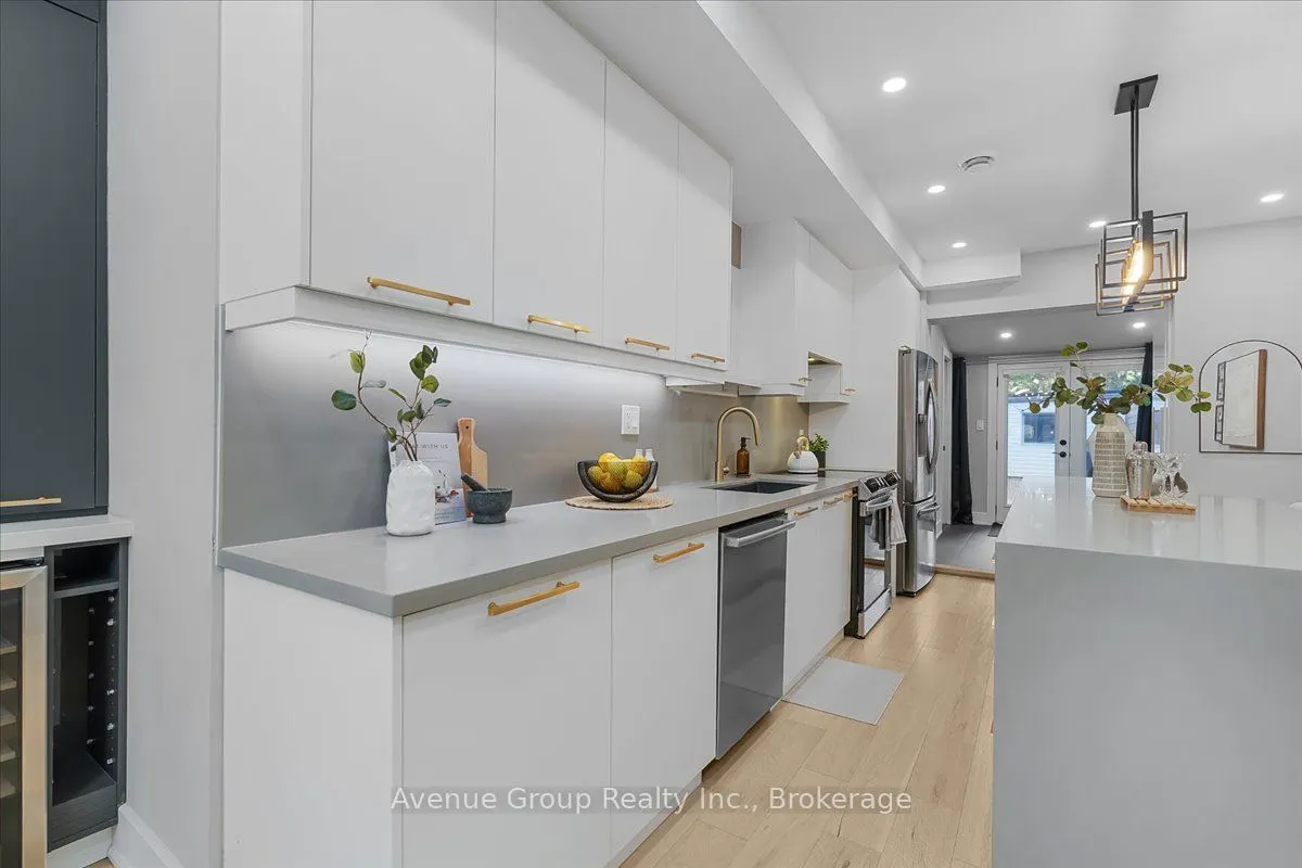 811 Dovercourt Road