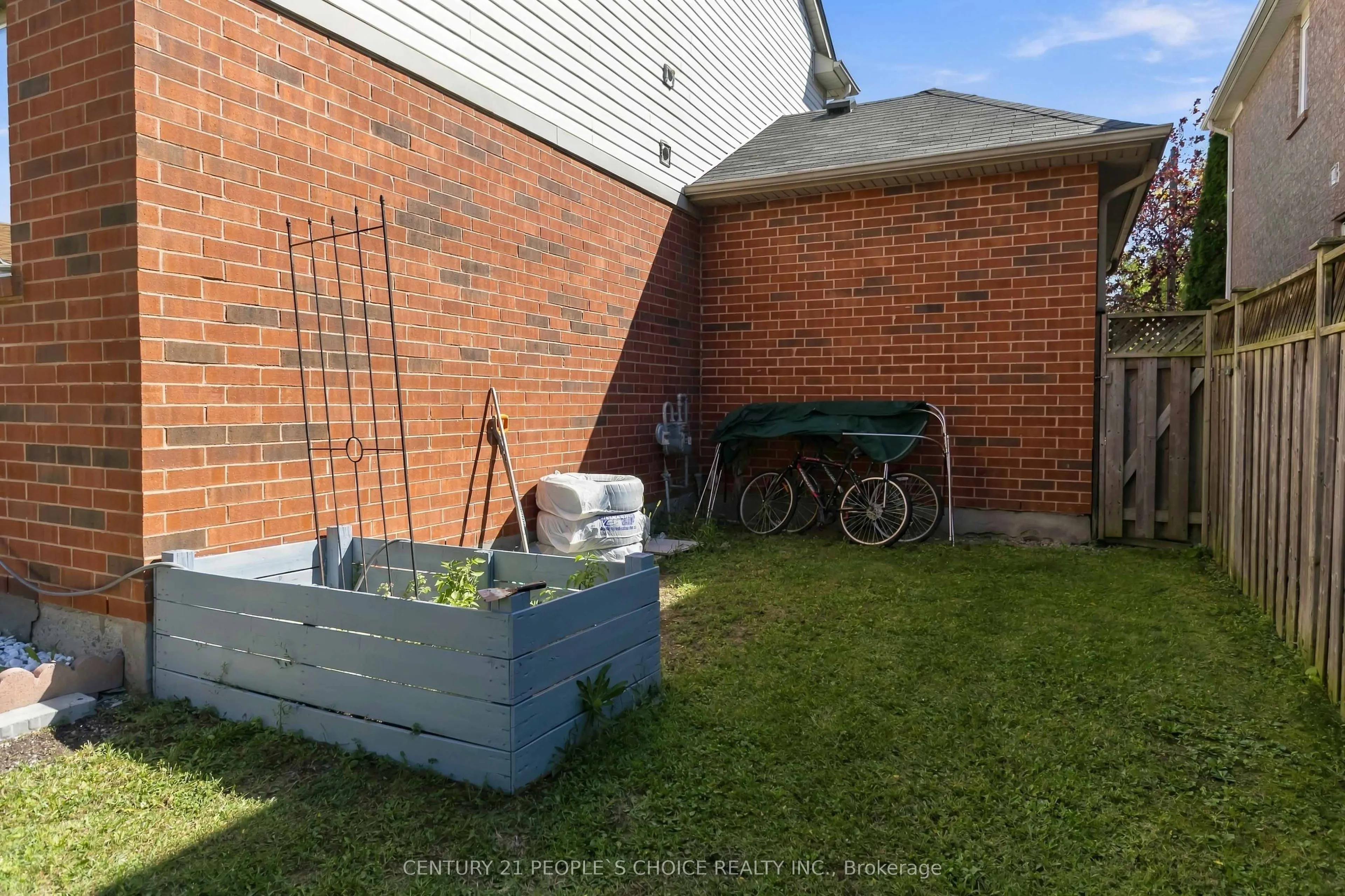 1580 Earl Crescent