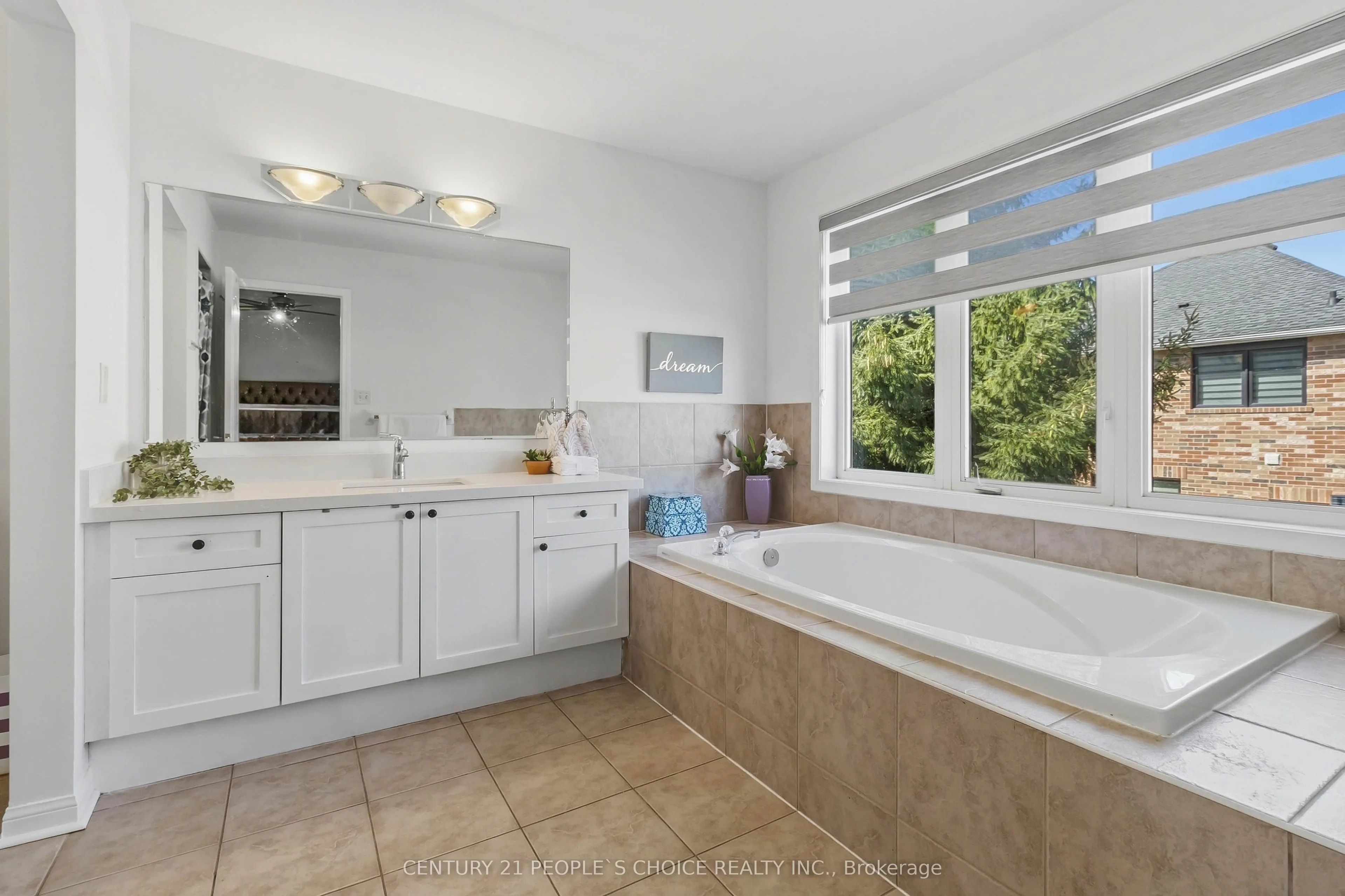 1580 Earl Crescent