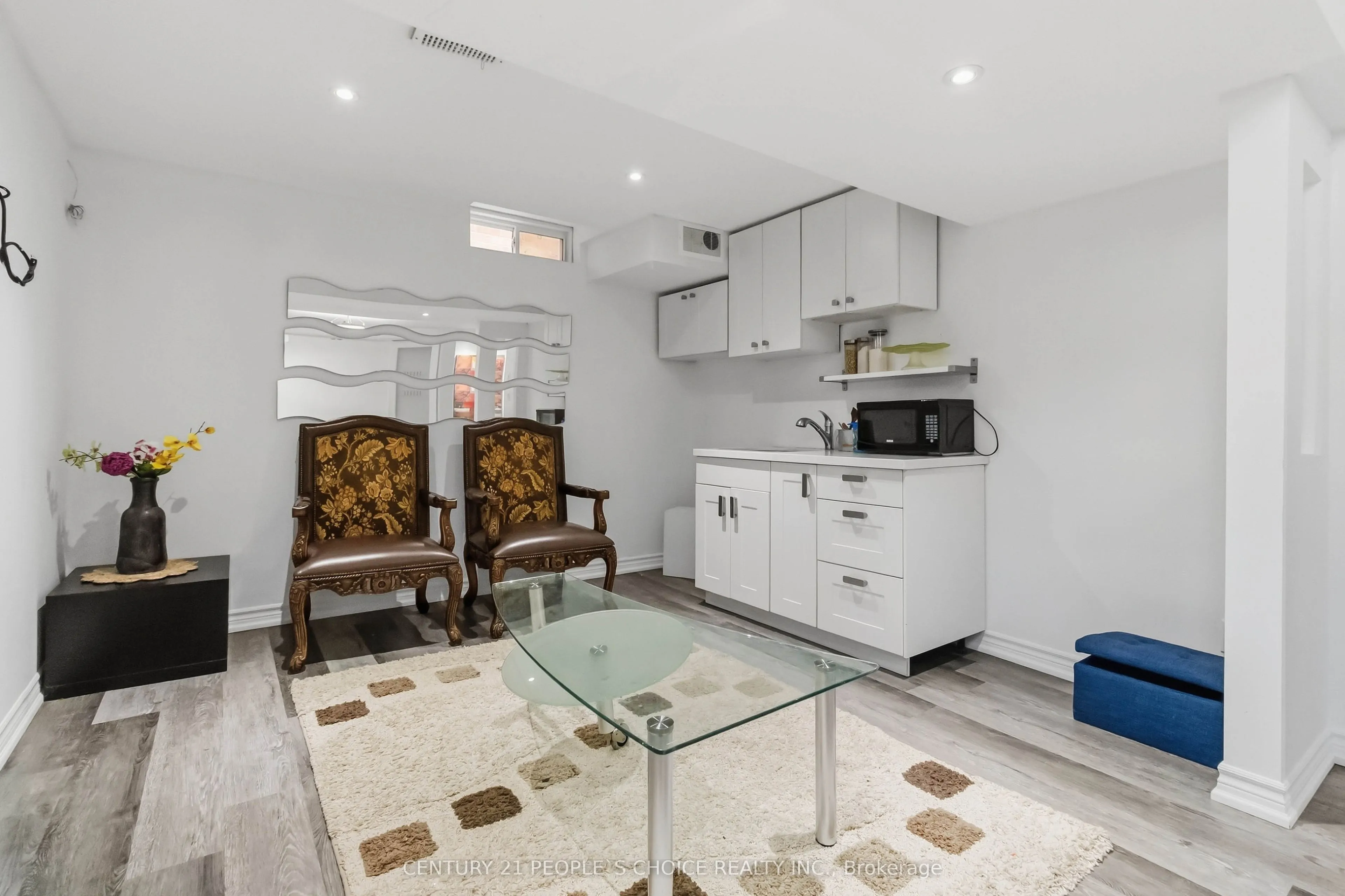 1580 Earl Crescent
