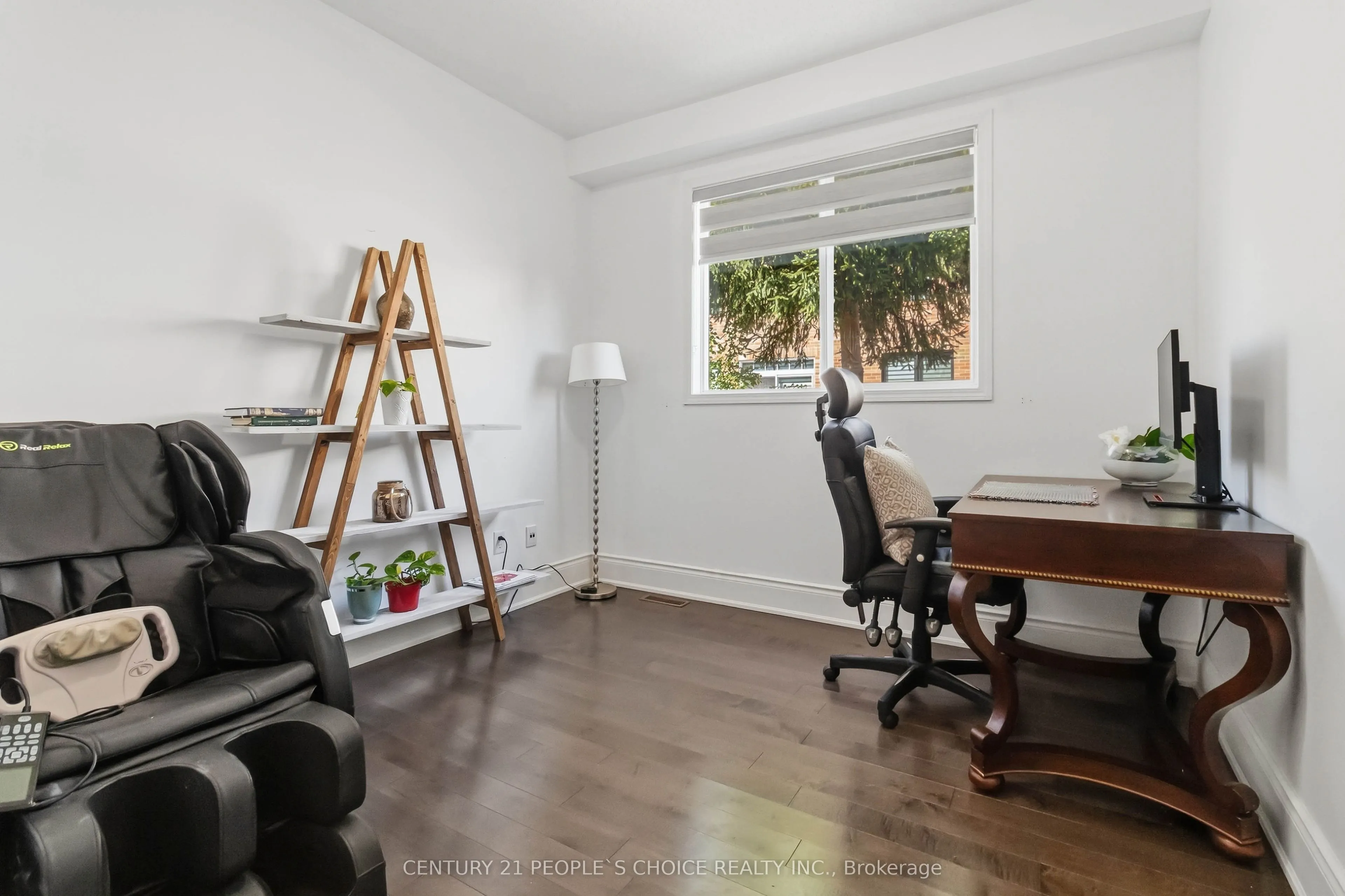 1580 Earl Crescent