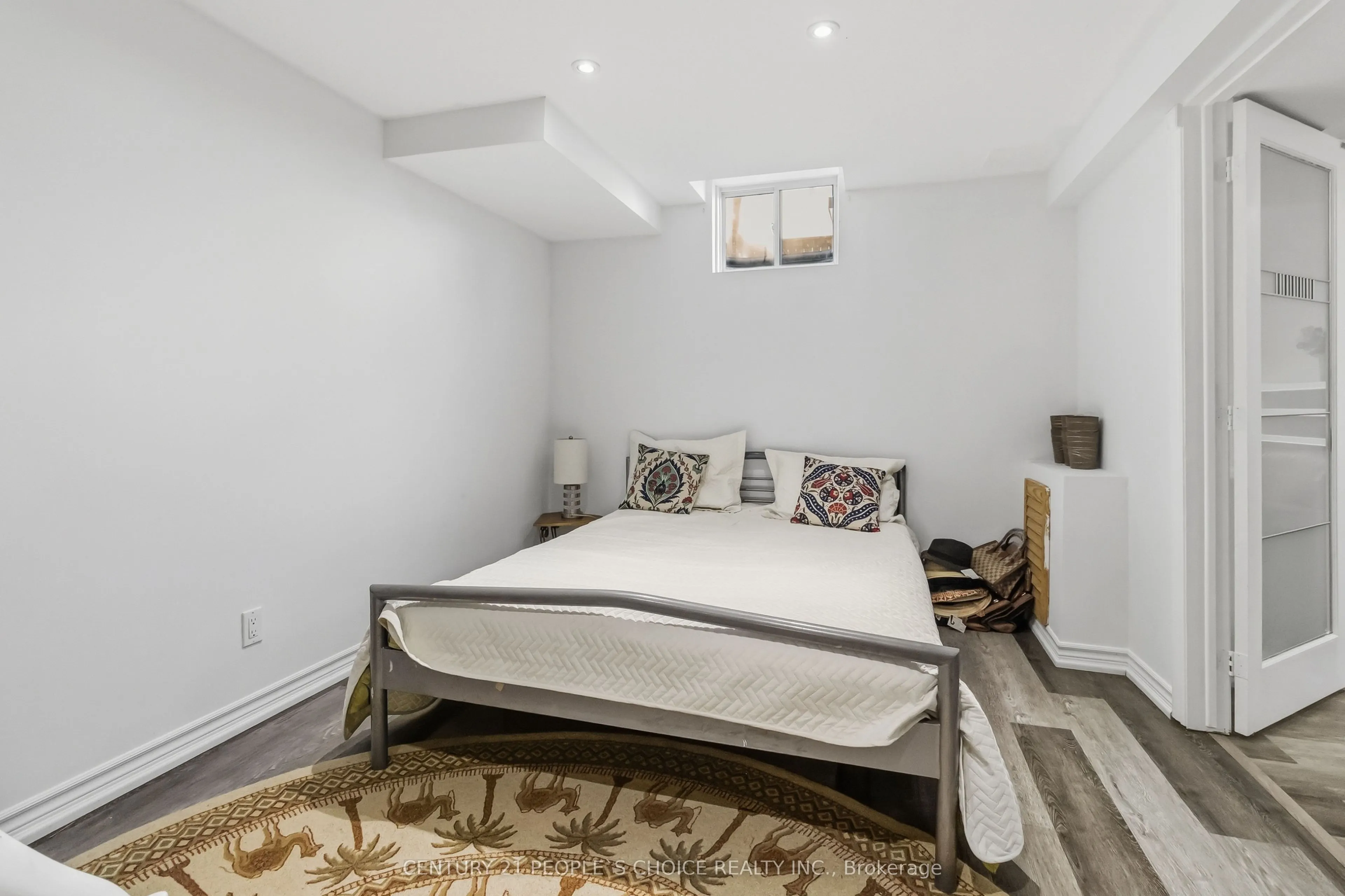 1580 Earl Crescent