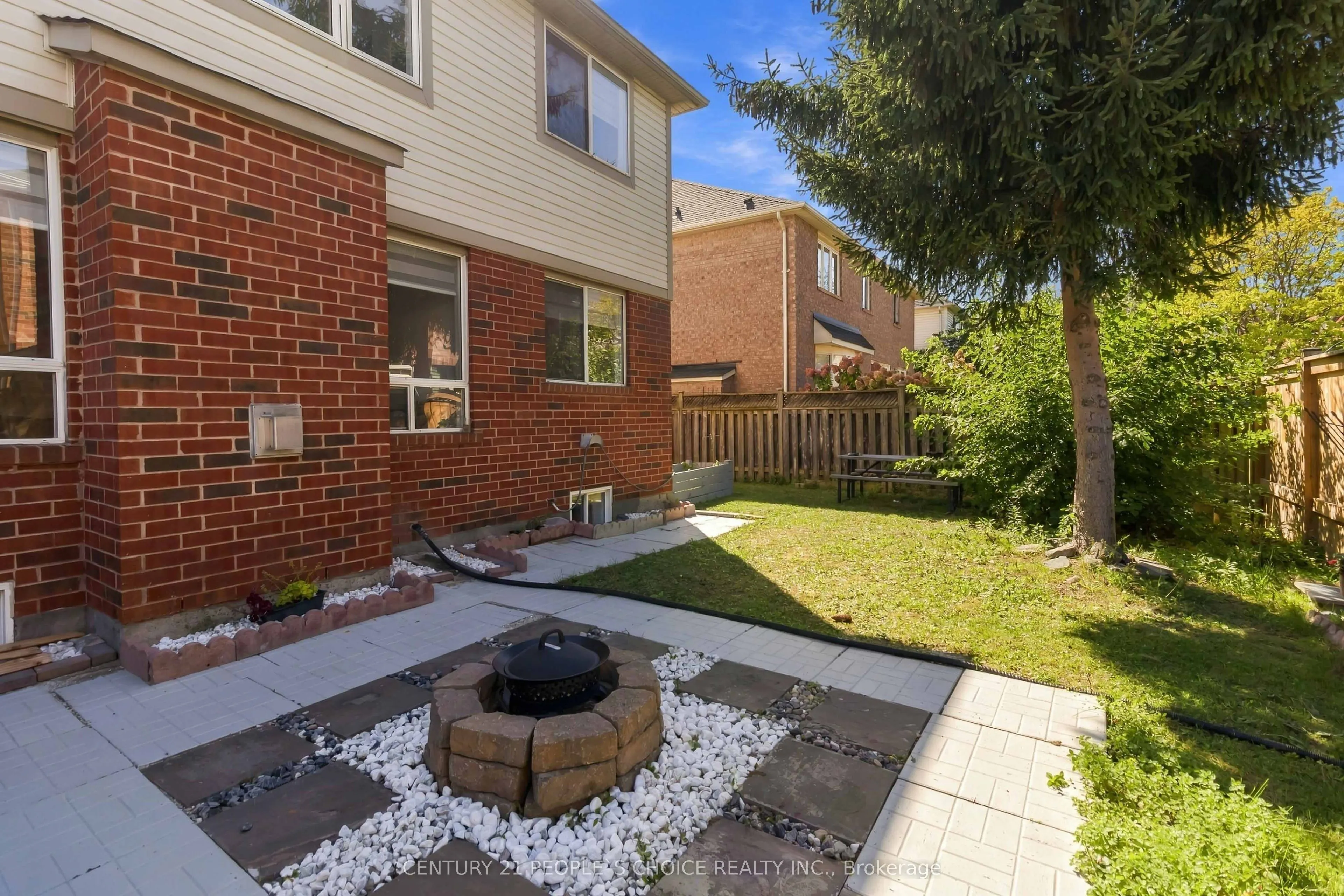 1580 Earl Crescent