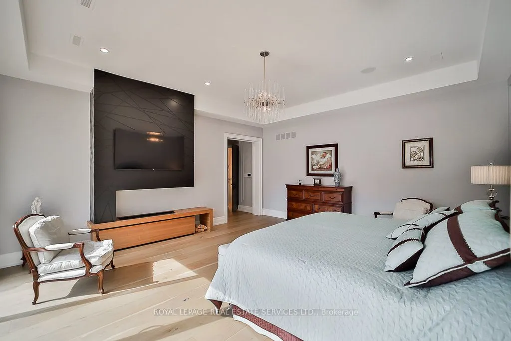 1301 Twin Oaks Dell