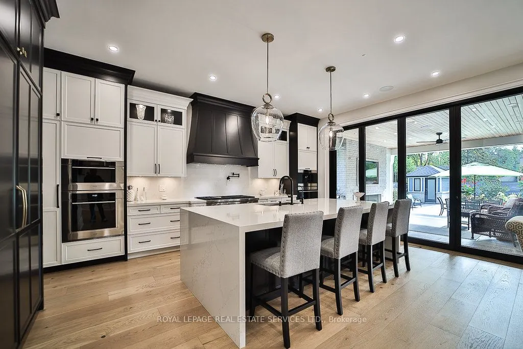 1301 Twin Oaks Dell