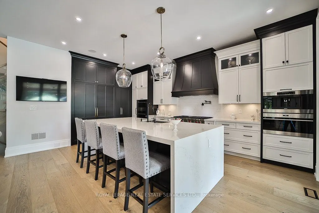 1301 Twin Oaks Dell