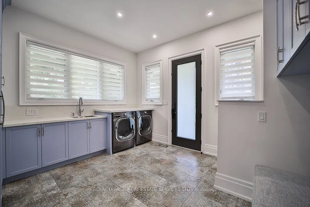 1301 Twin Oaks Dell