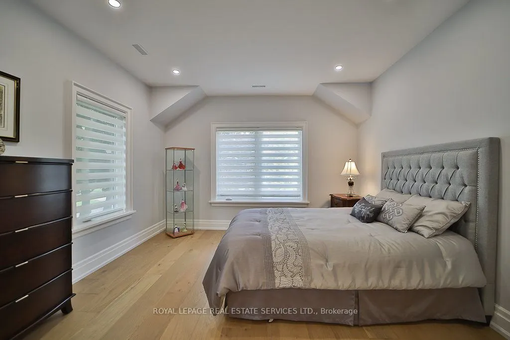 1301 Twin Oaks Dell