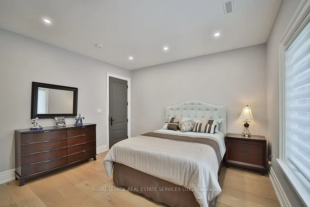 1301 Twin Oaks Dell