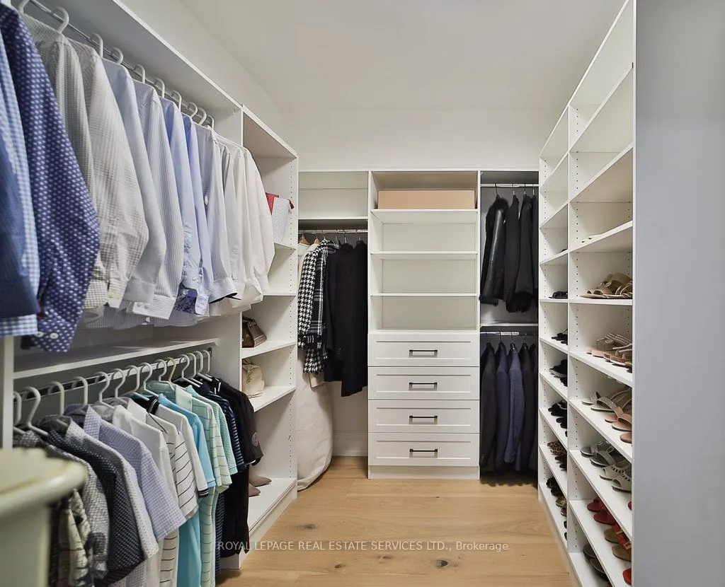 1301 Twin Oaks Dell