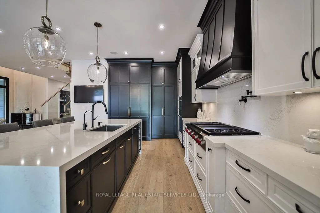 1301 Twin Oaks Dell