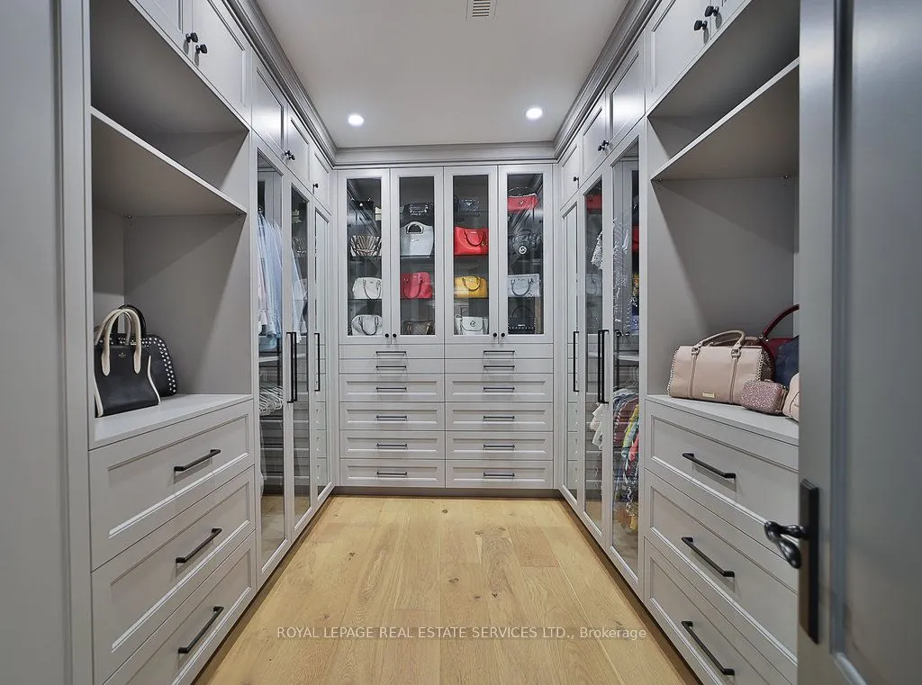1301 Twin Oaks Dell
