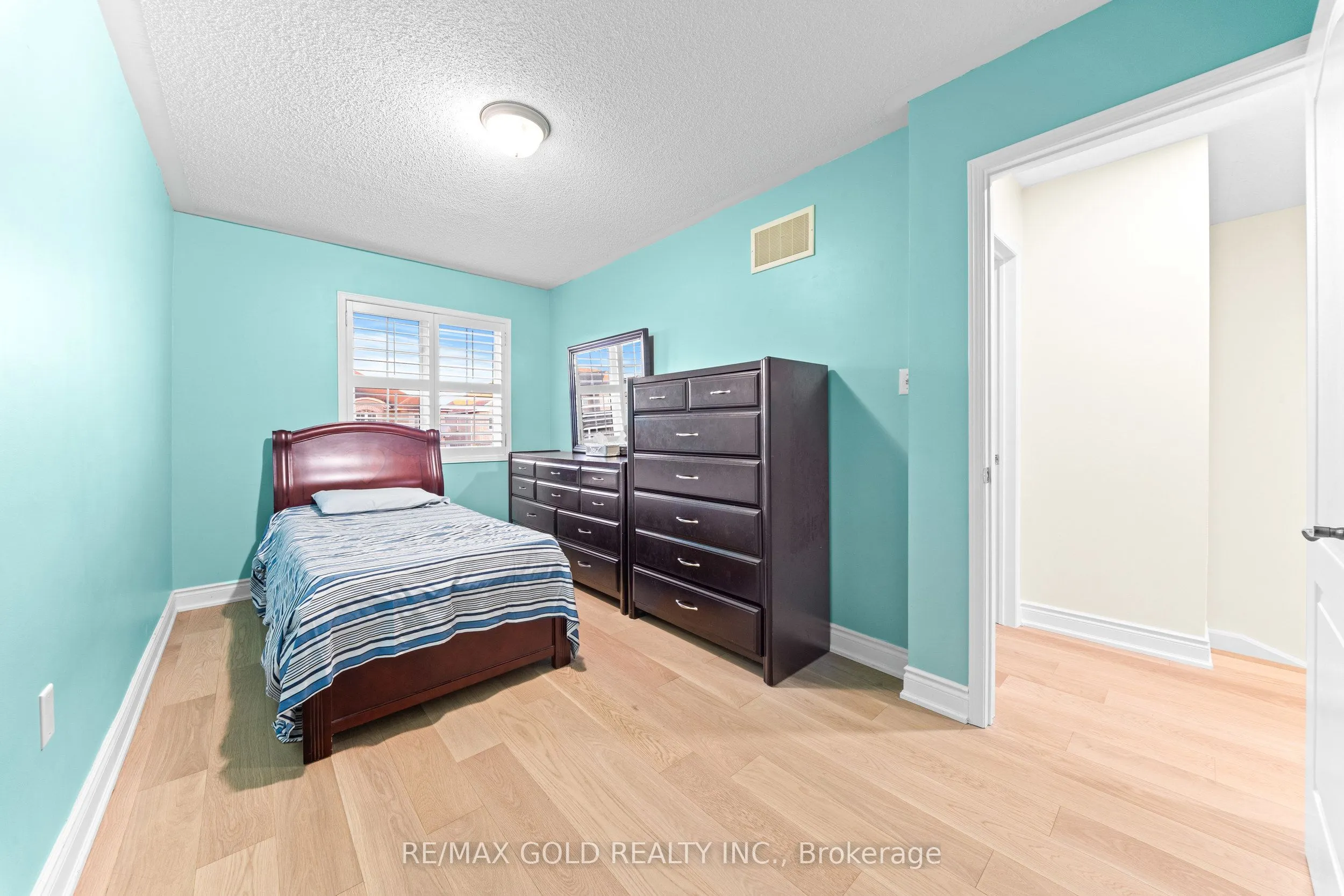 107 Crystalview Crescent