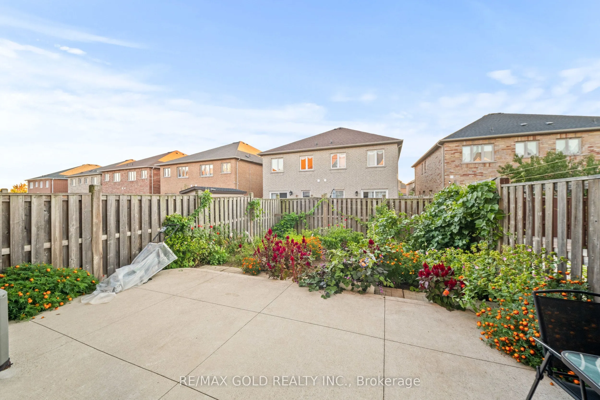 107 Crystalview Crescent