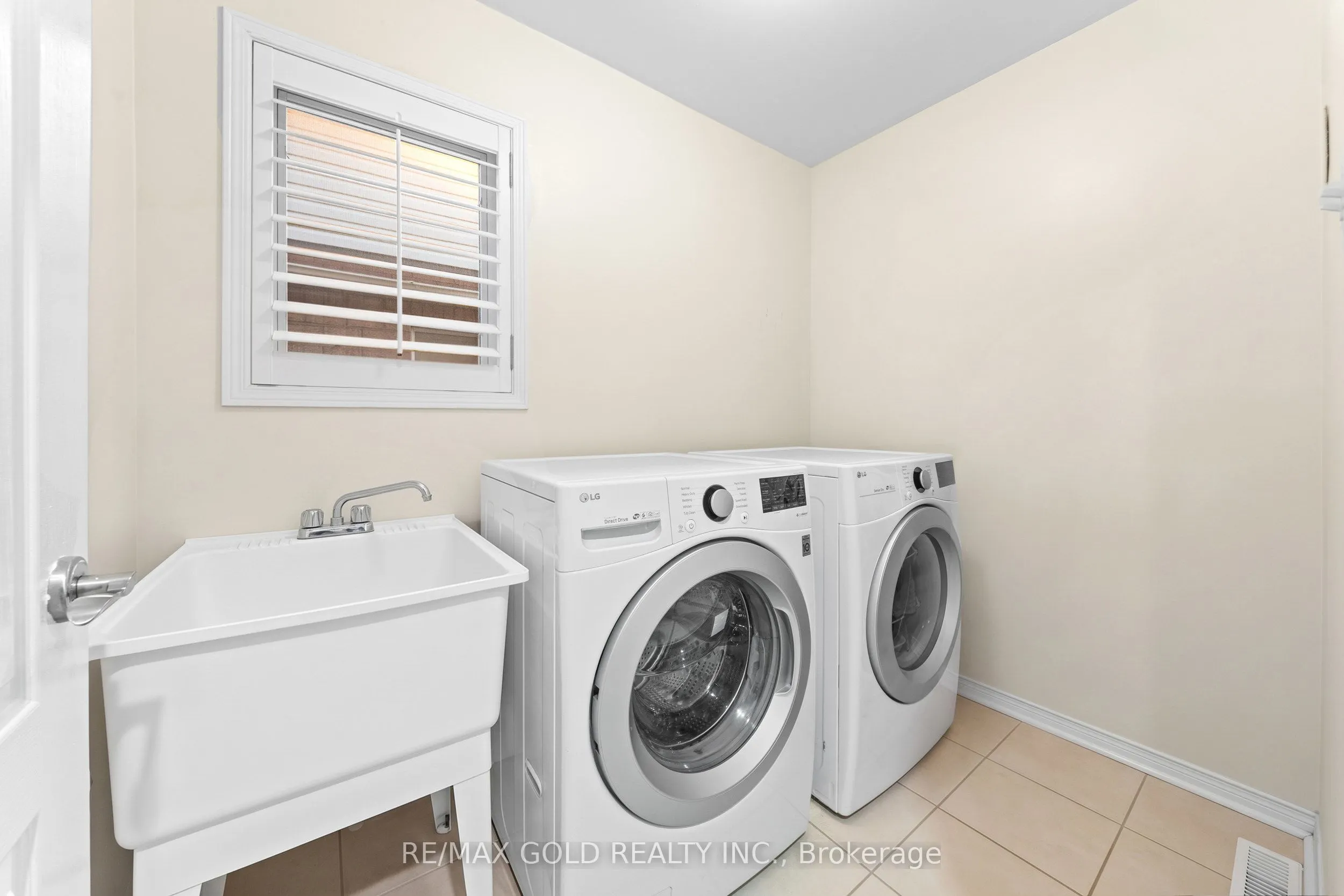 107 Crystalview Crescent