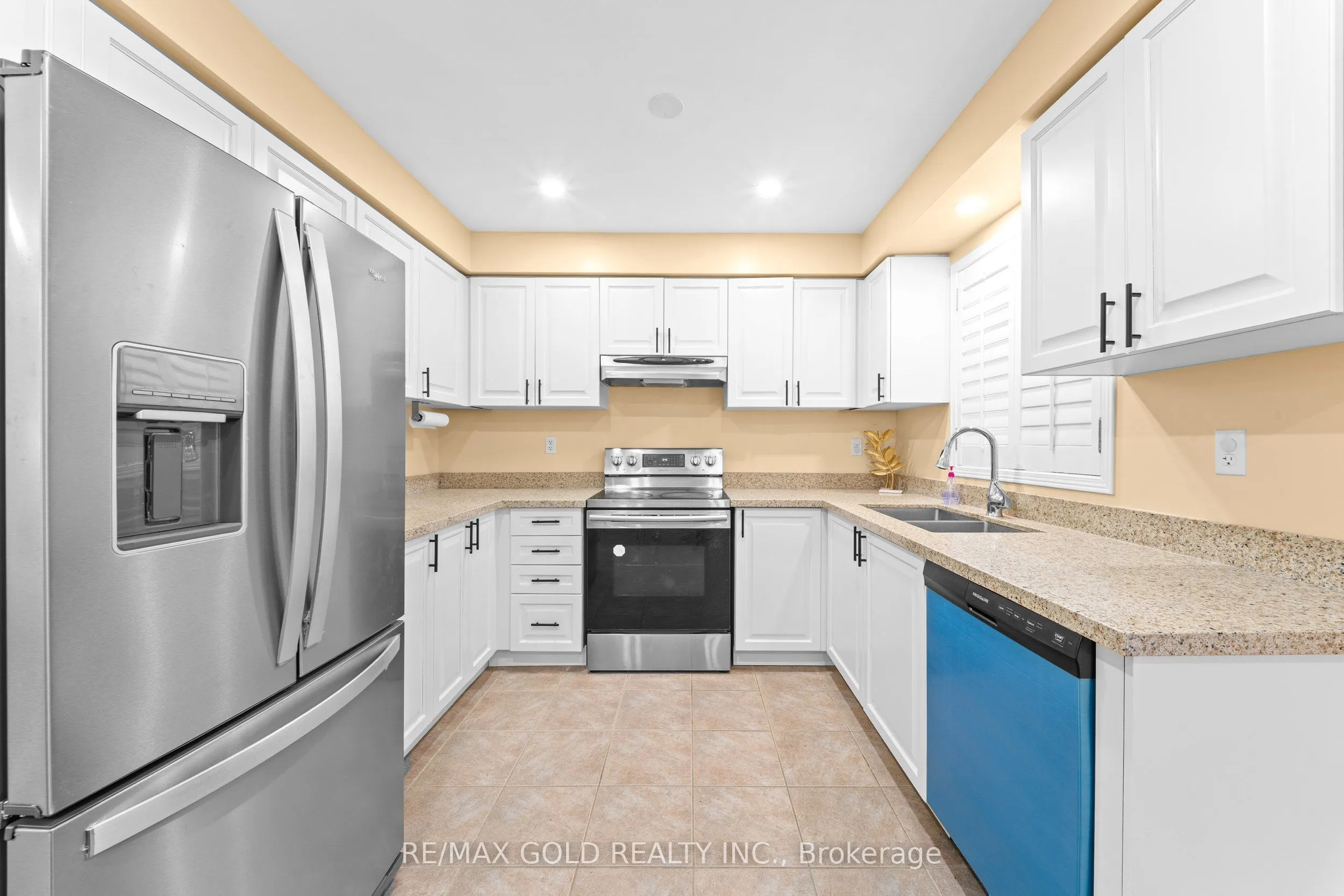 107 Crystalview Crescent