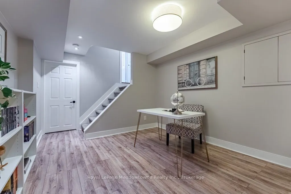 407 Baverstock Crescent