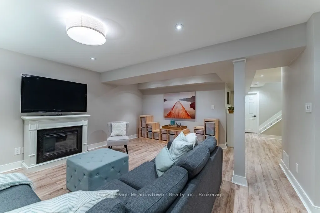 407 Baverstock Crescent