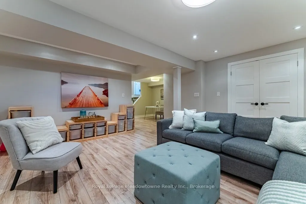 407 Baverstock Crescent