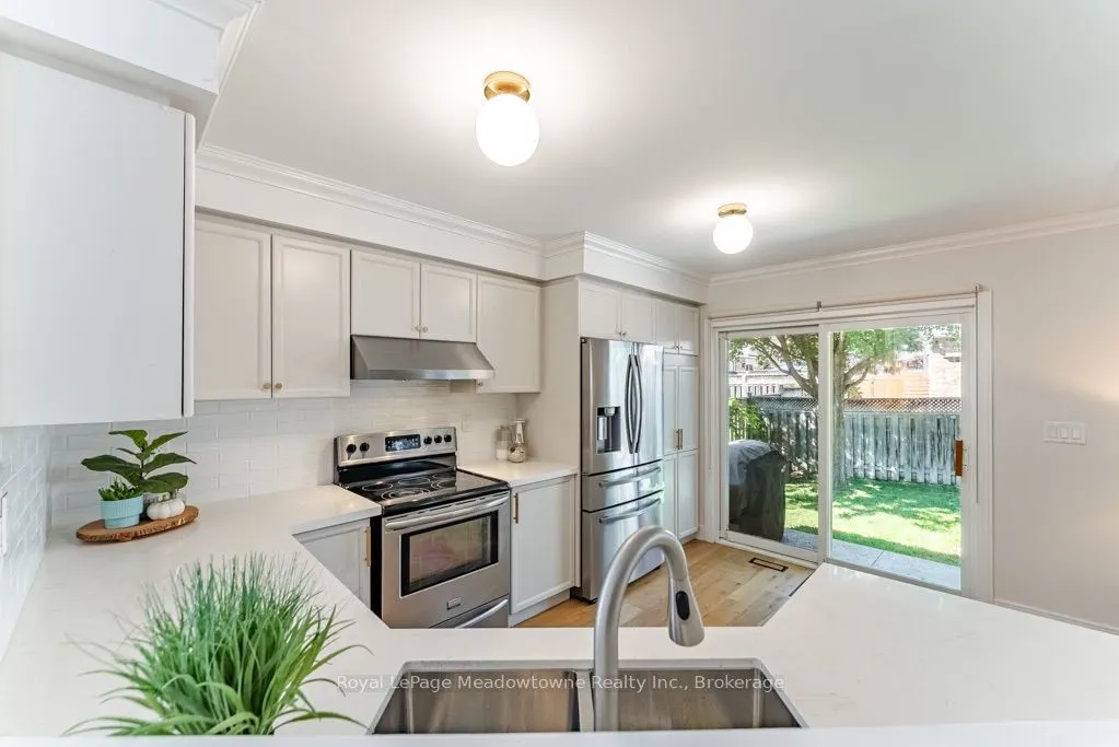 407 Baverstock Crescent
