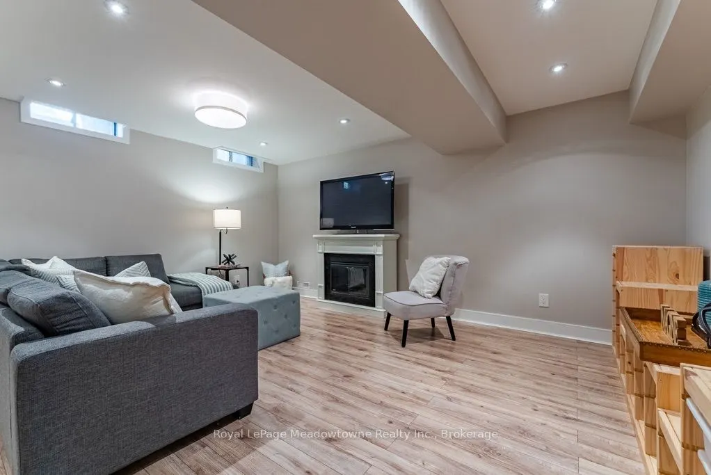 407 Baverstock Crescent