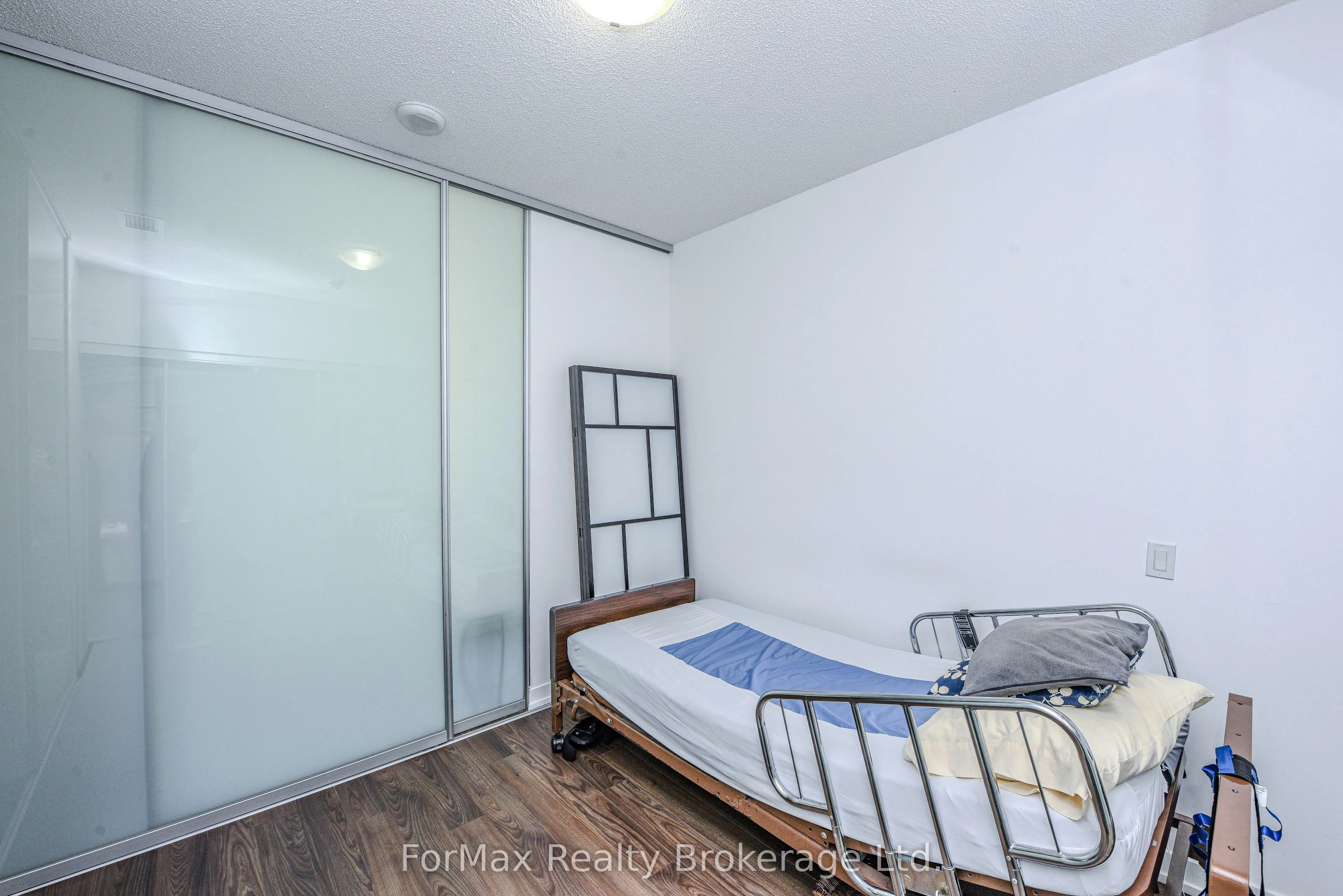 2560 Eglinton Avenue #103