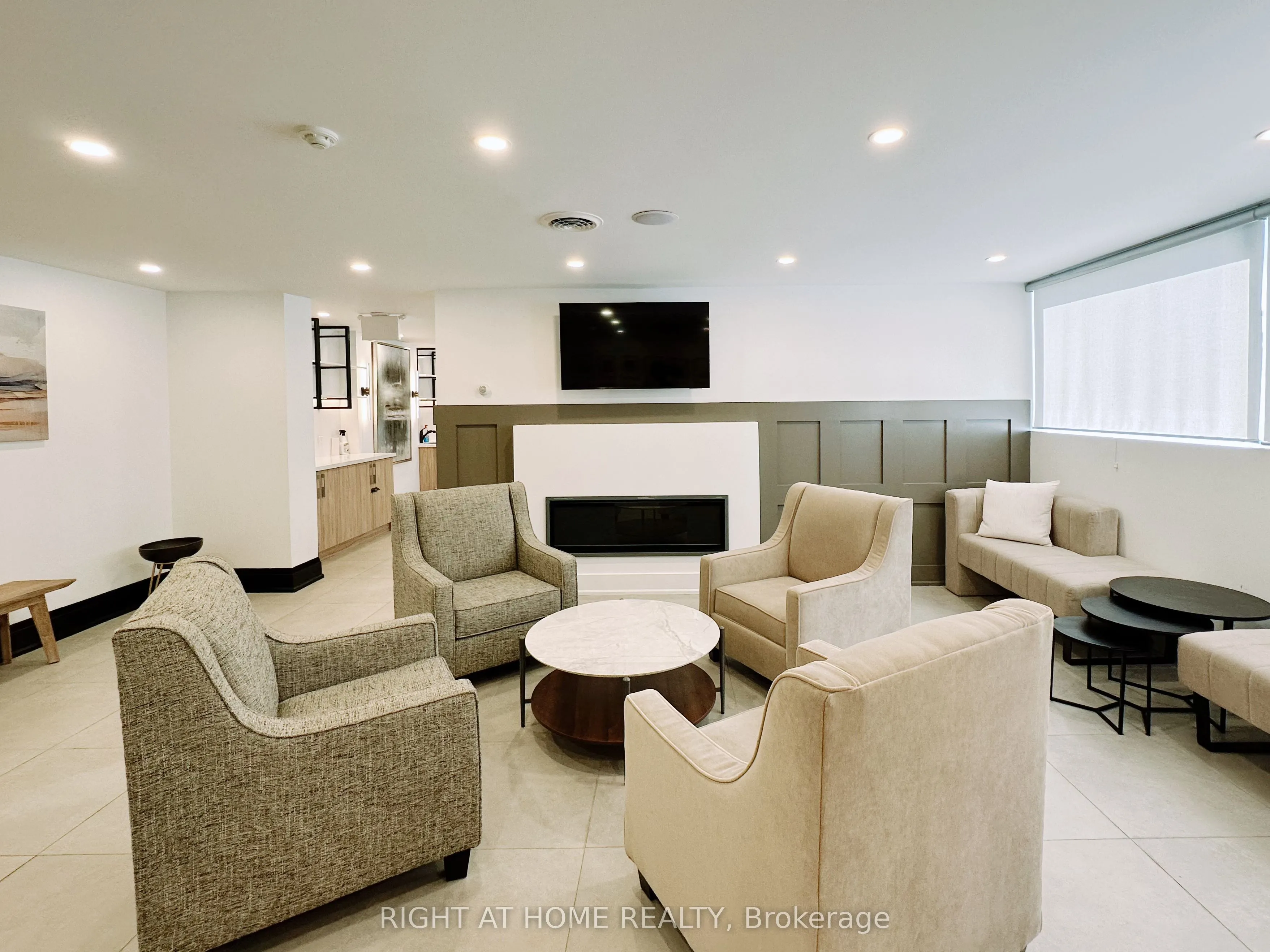 3700 Kaneff Crescent #701