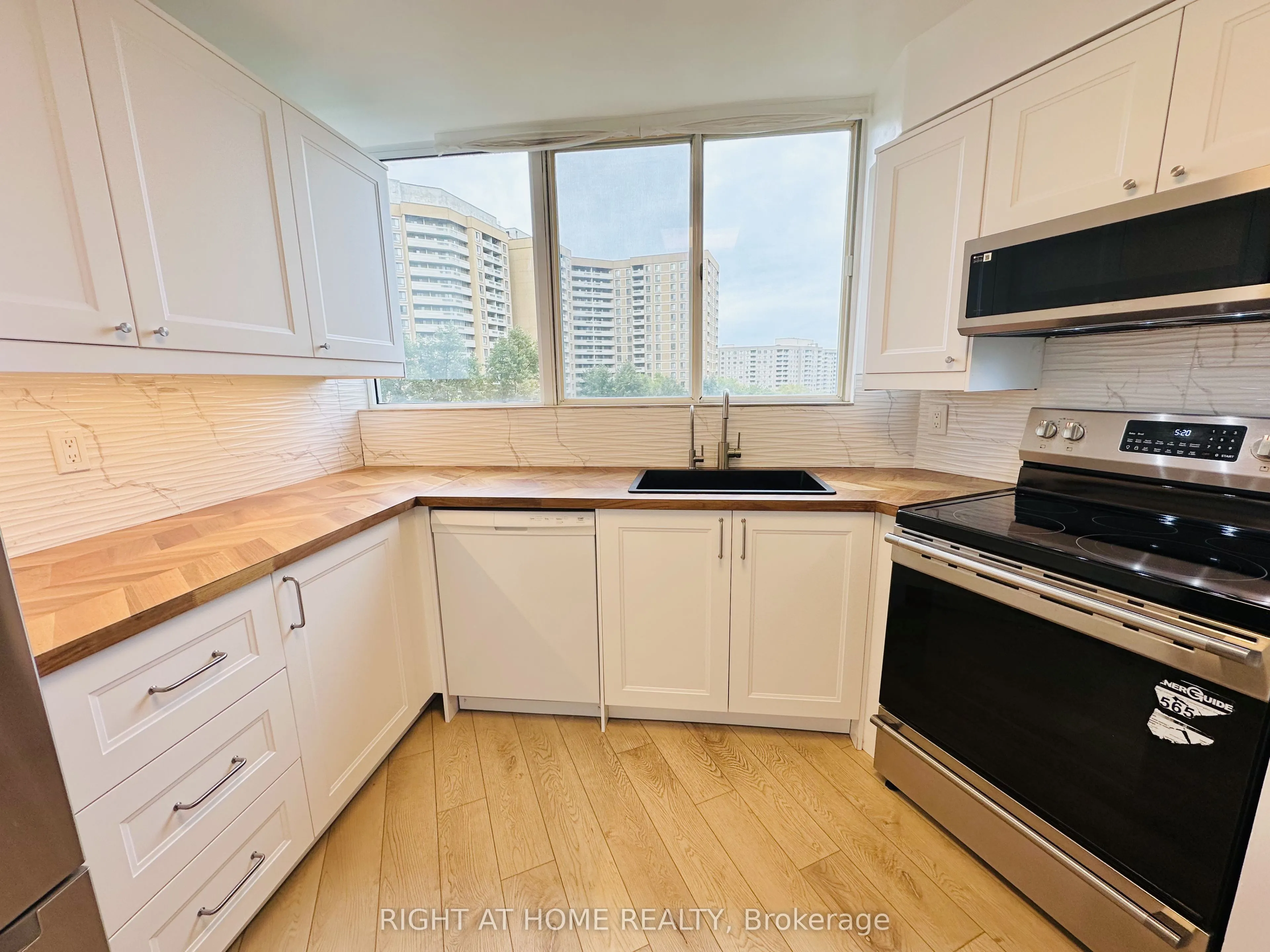 3700 Kaneff Crescent #701