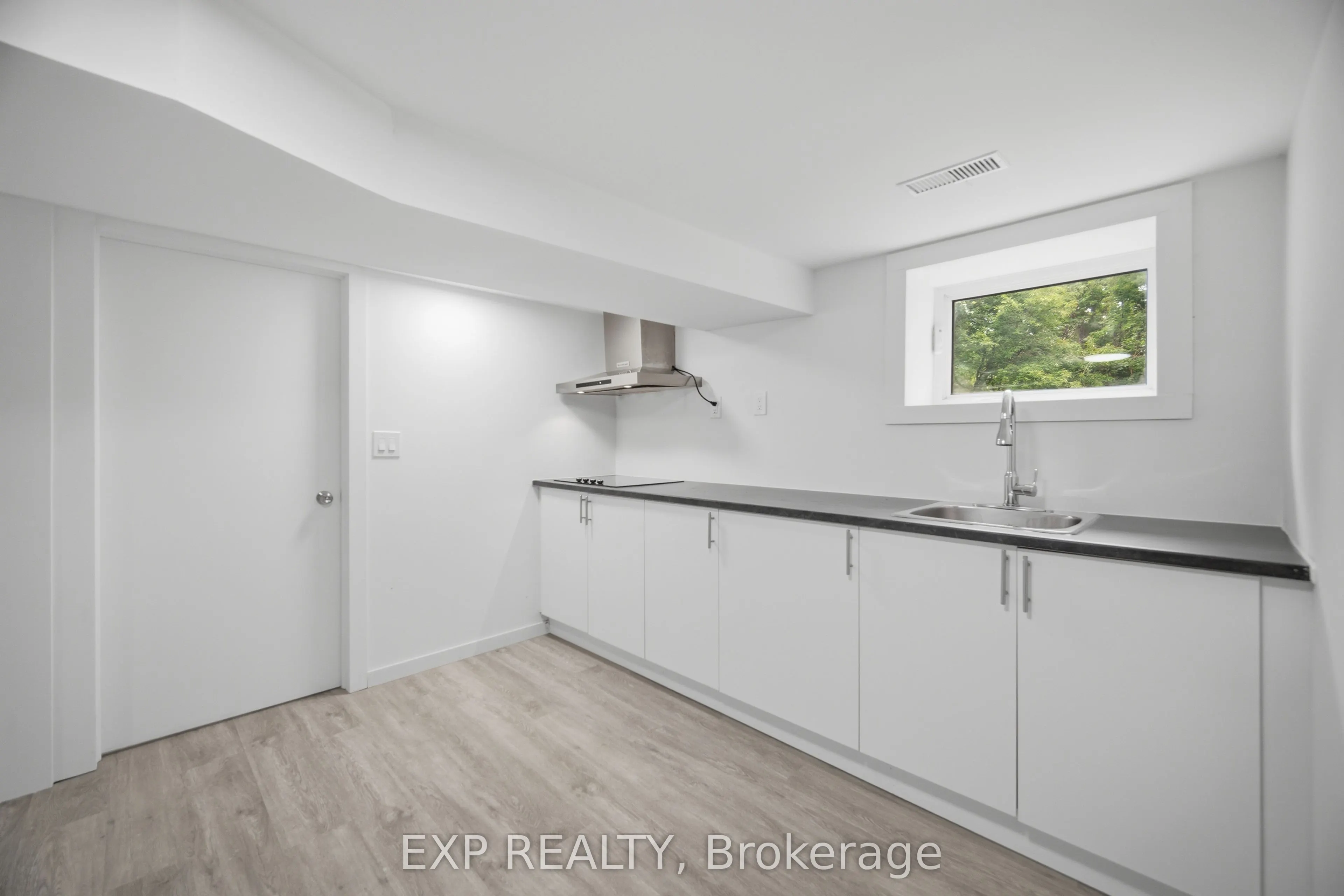 32 Maple Avenue E