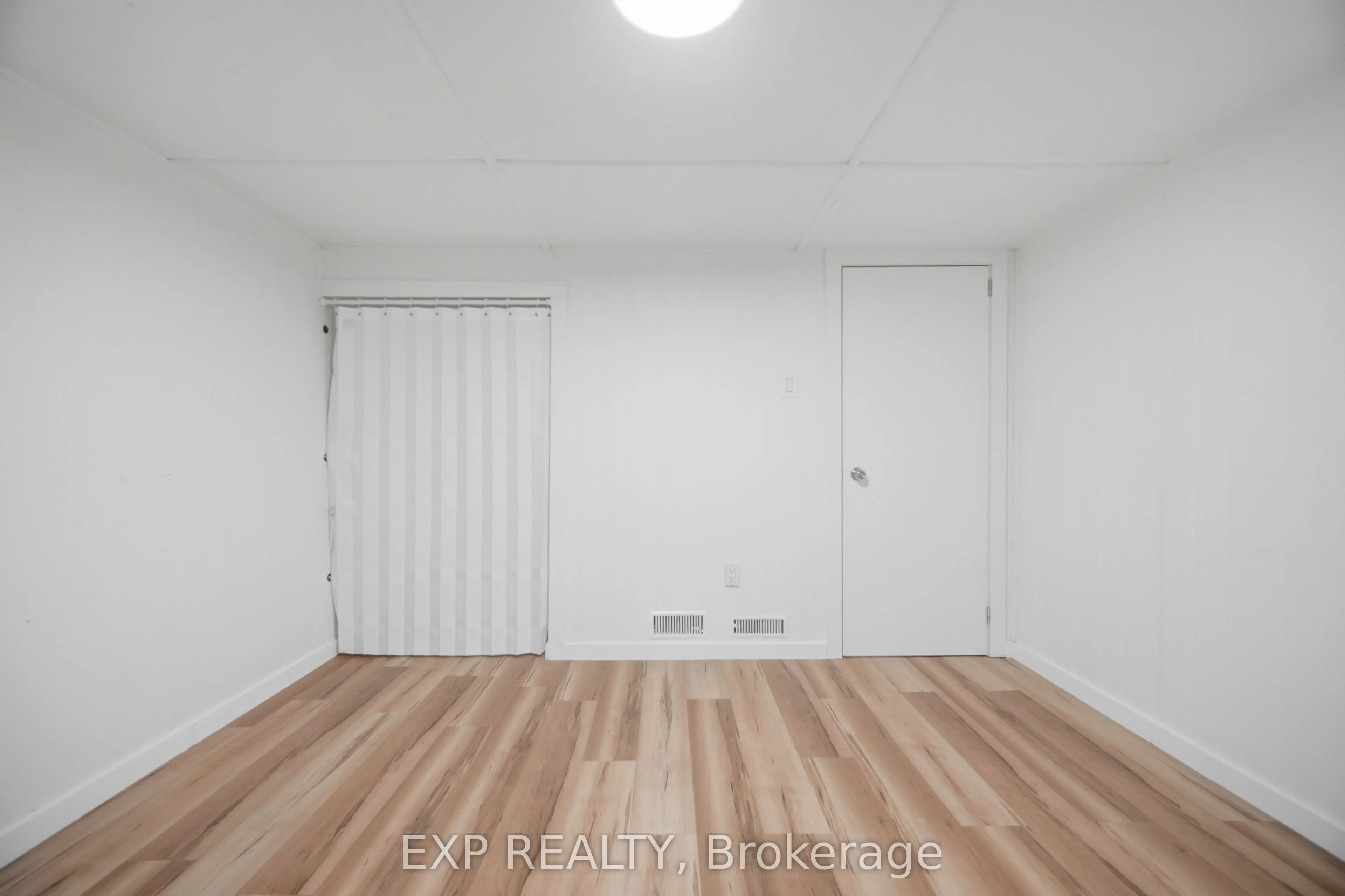 32 Maple Avenue E