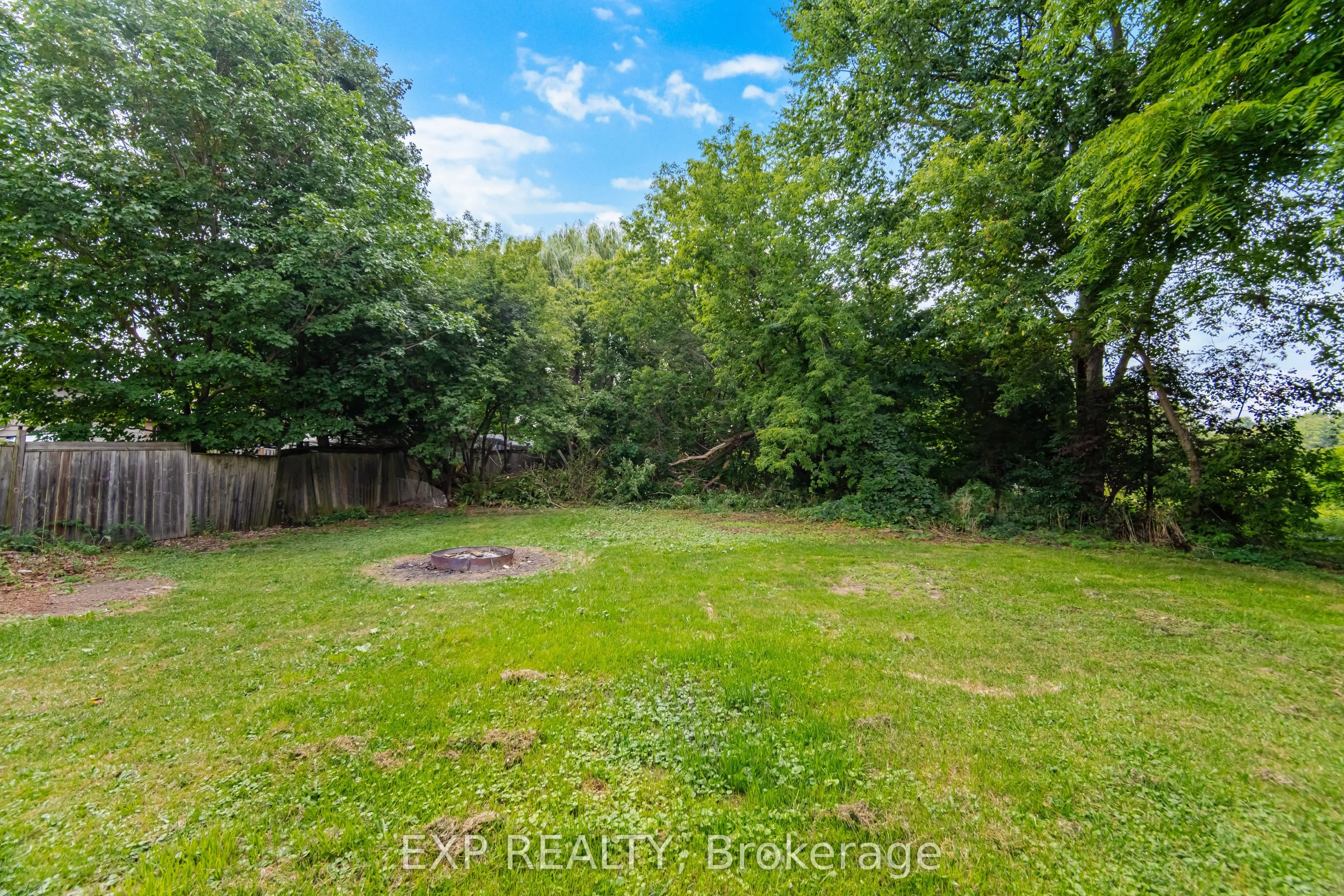 32 Maple Avenue E