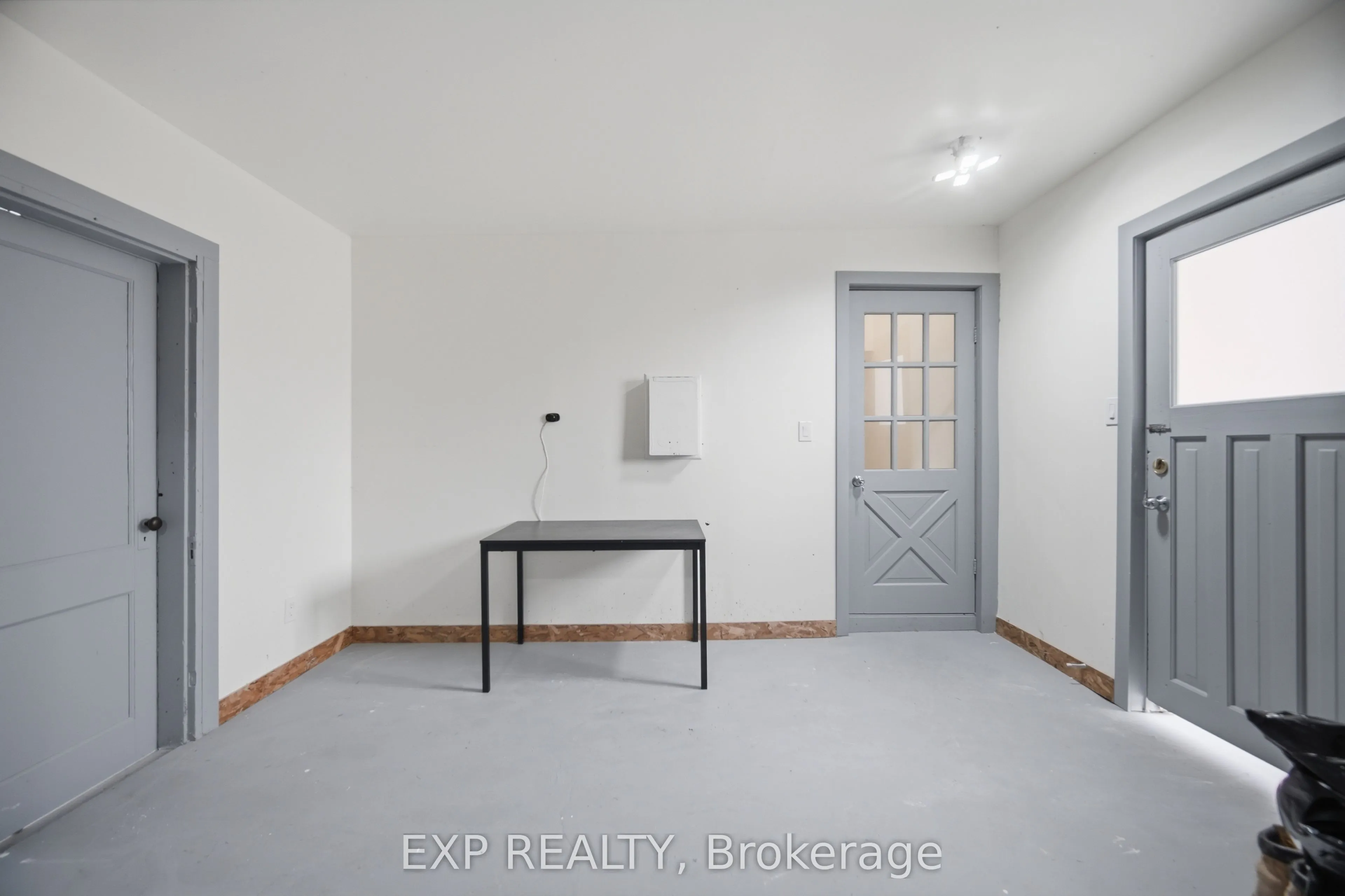 32 Maple Avenue E