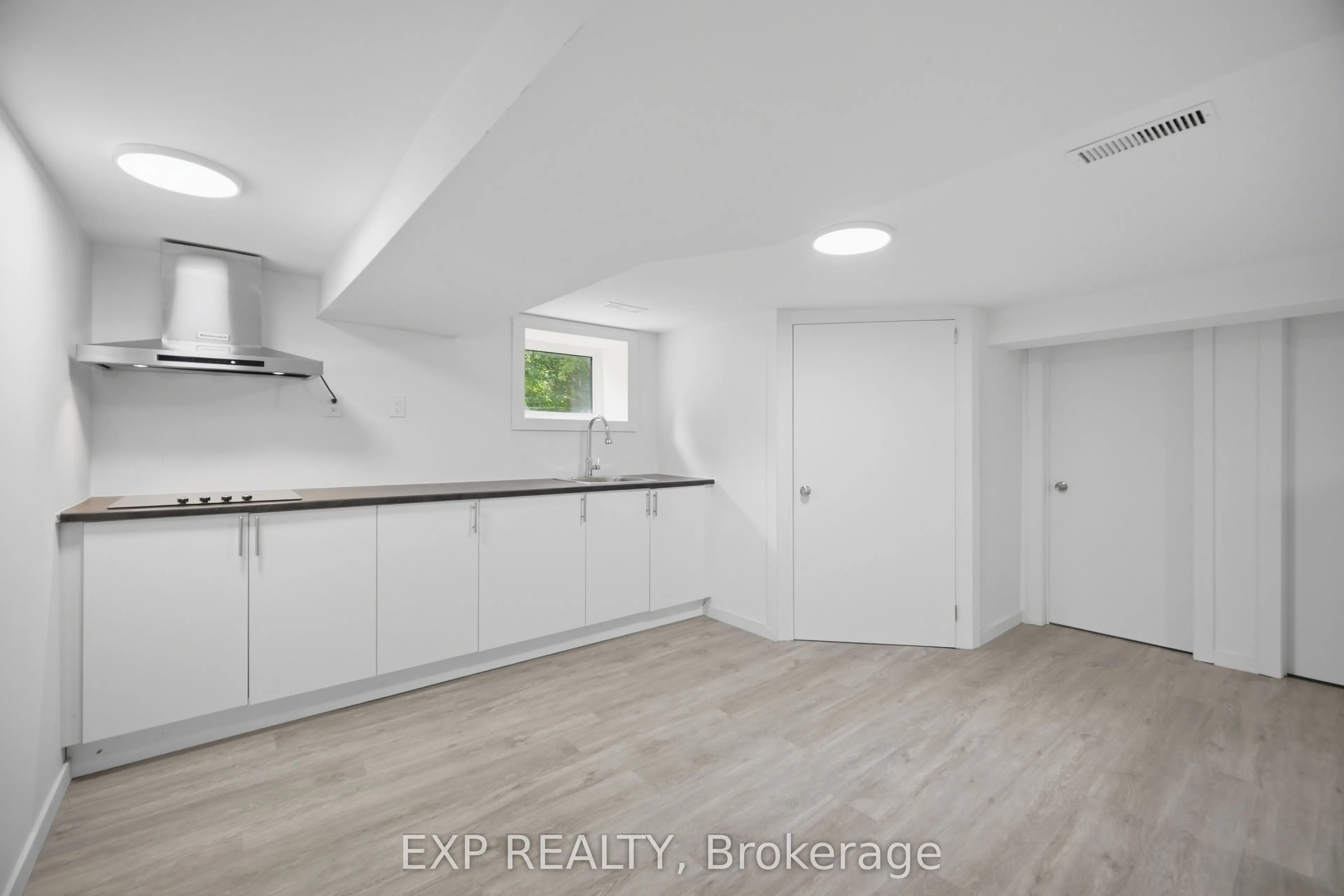 32 Maple Avenue E