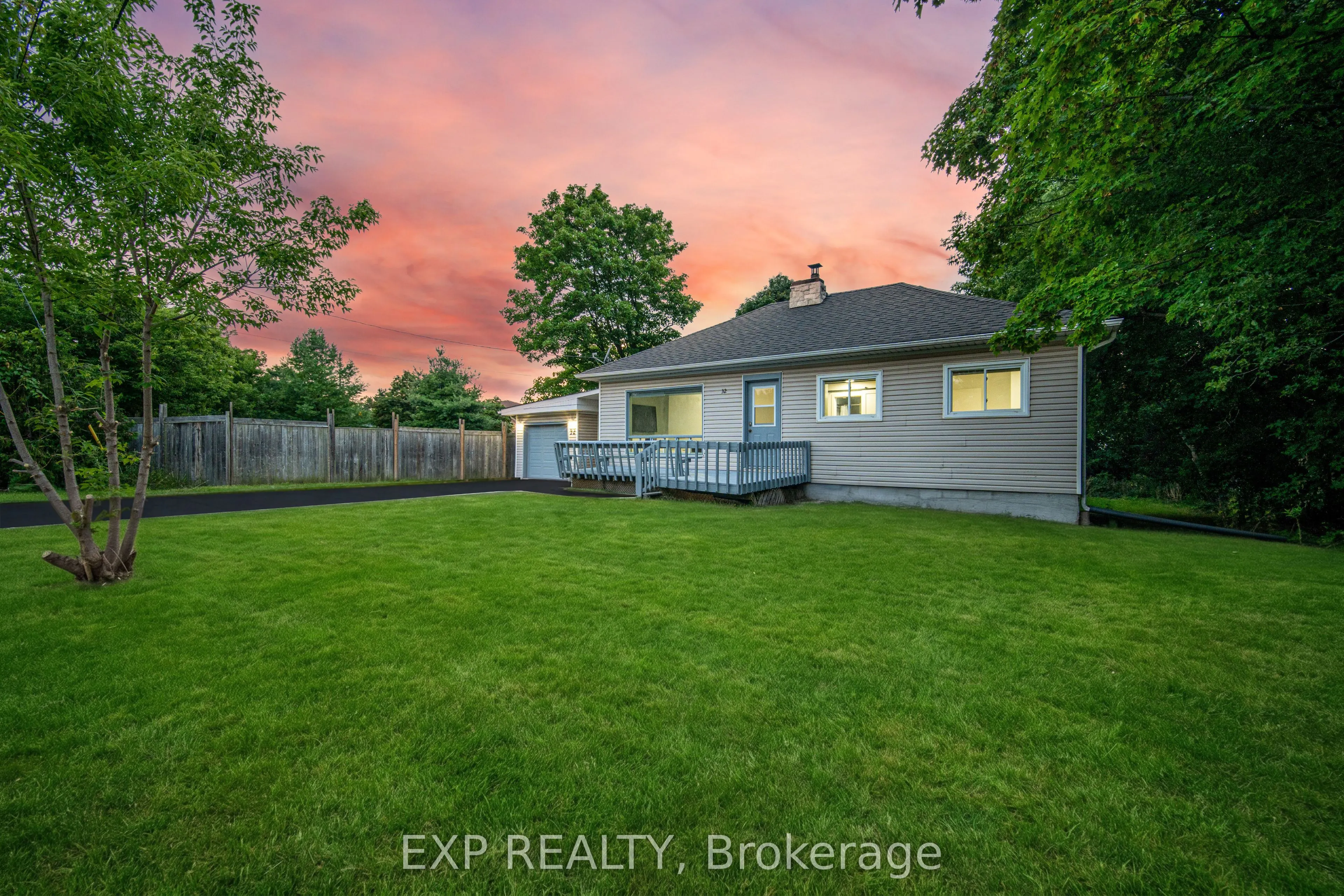 32 Maple Avenue E