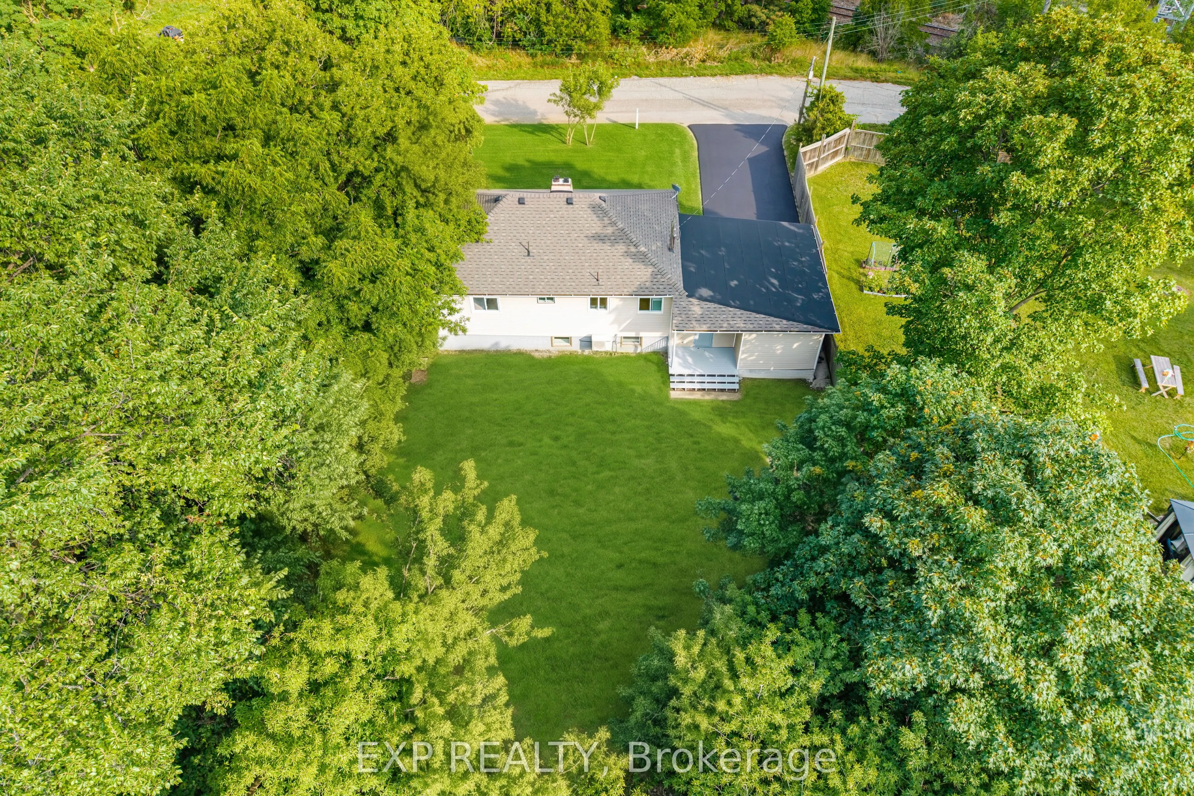32 Maple Avenue E