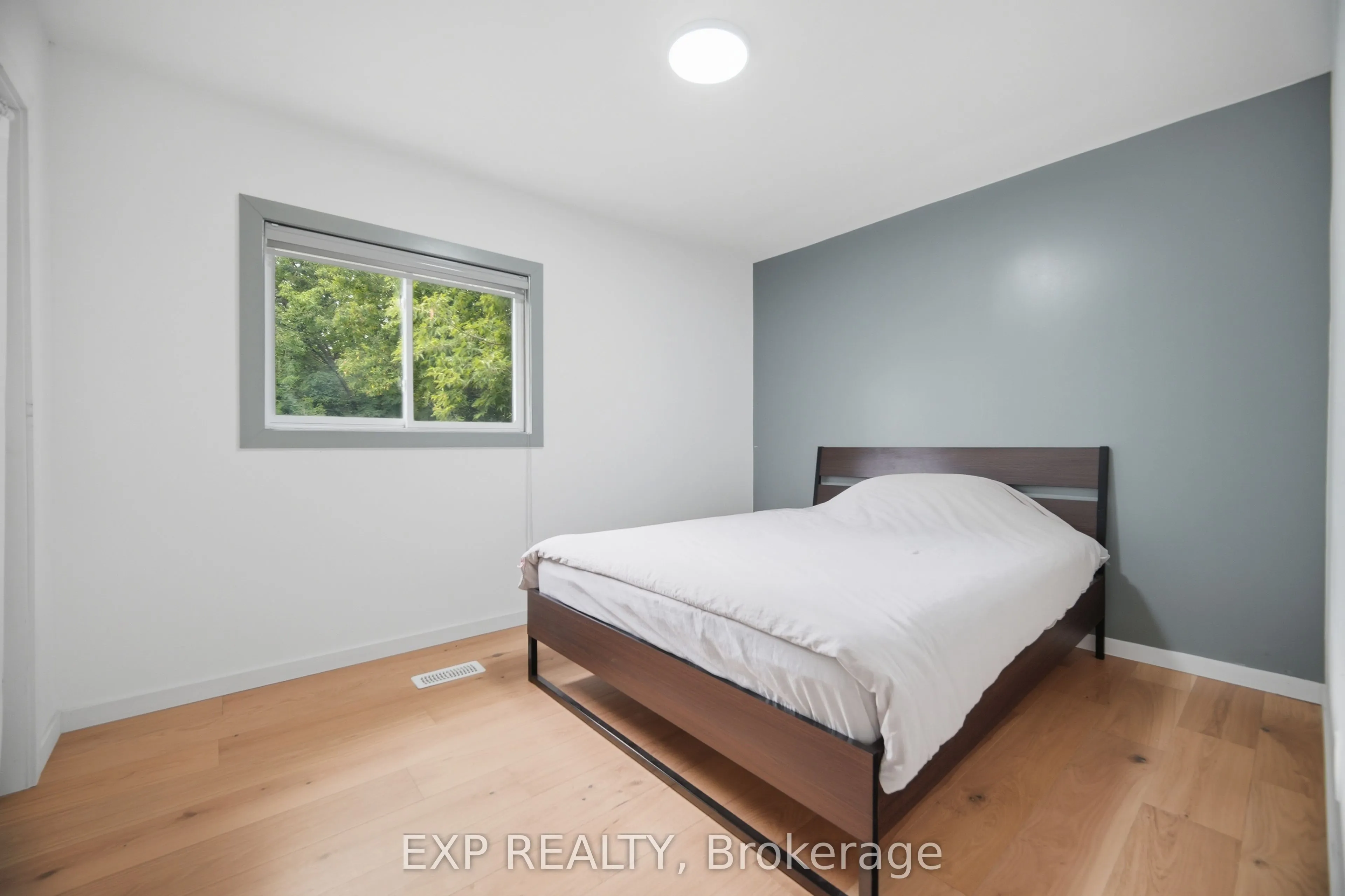 32 Maple Avenue E