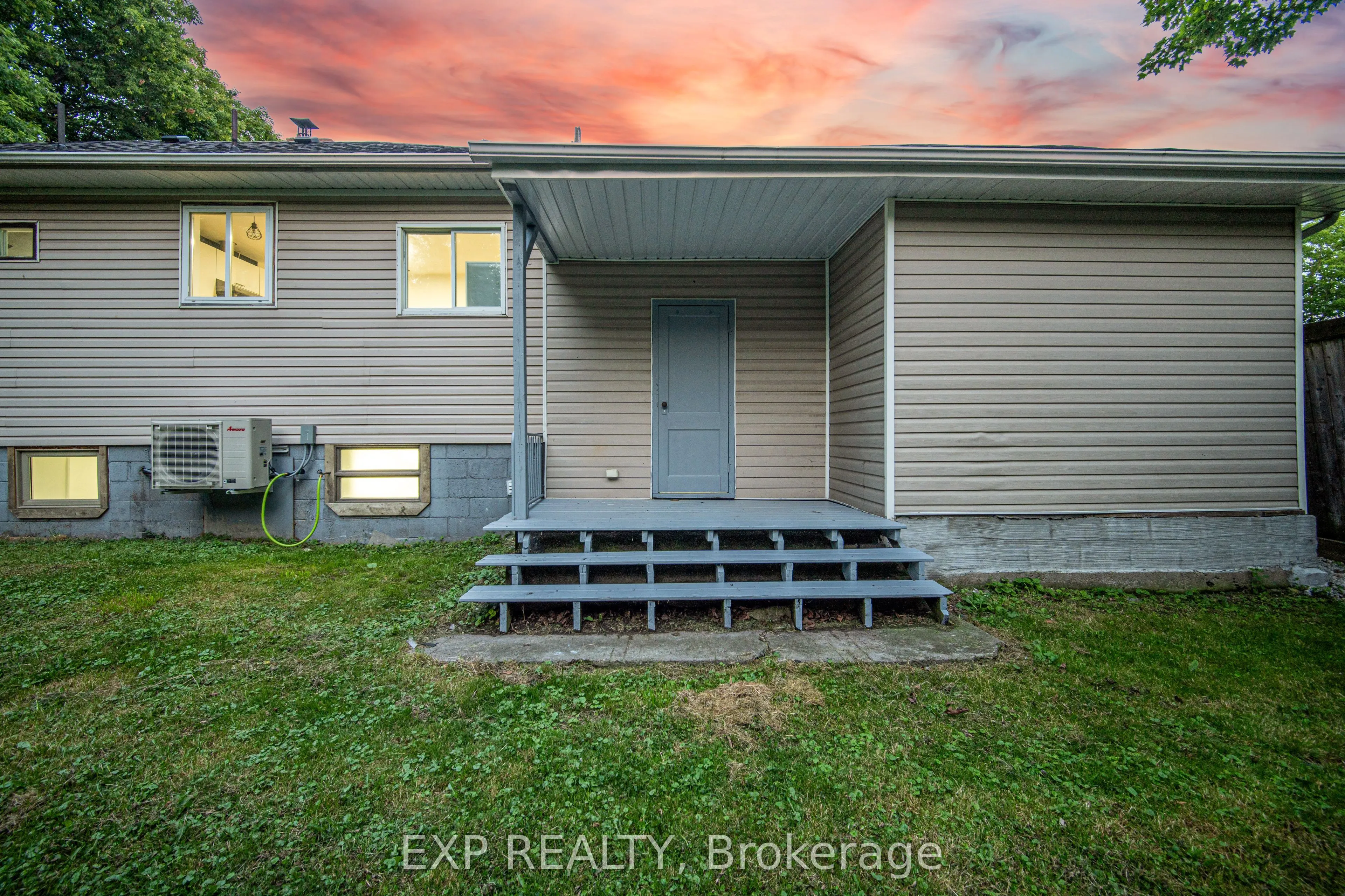 32 Maple Avenue E