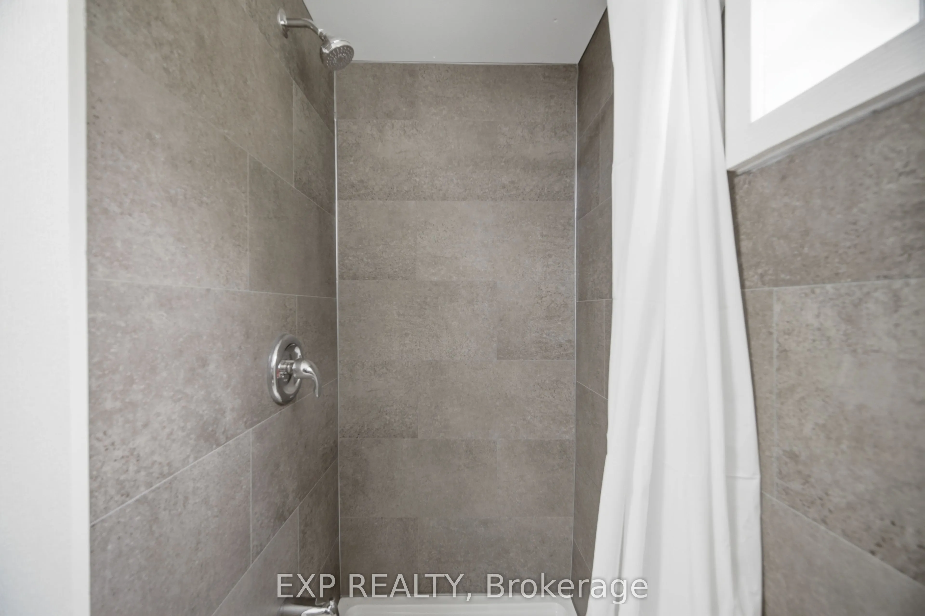 32 Maple Avenue E