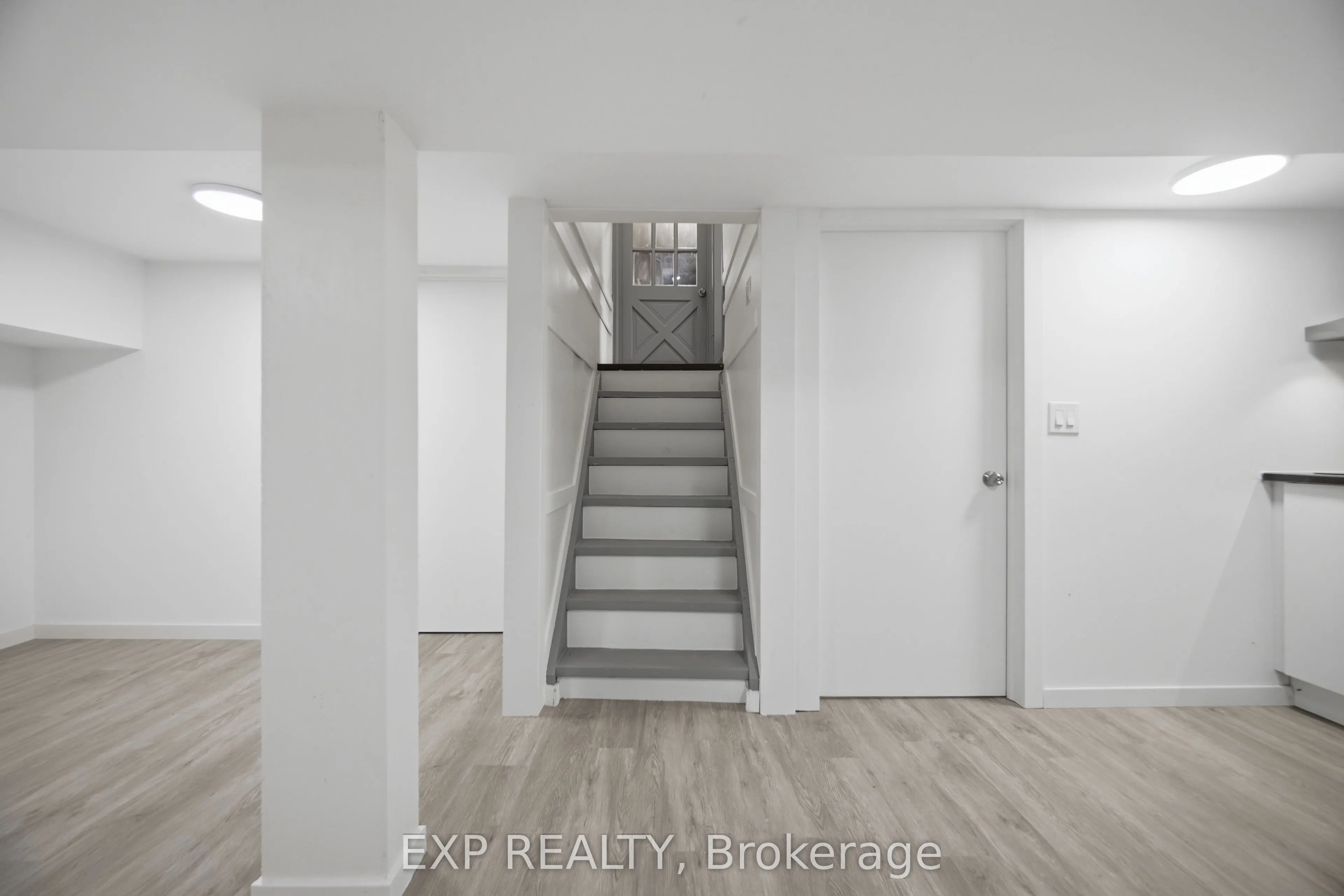 32 Maple Avenue E