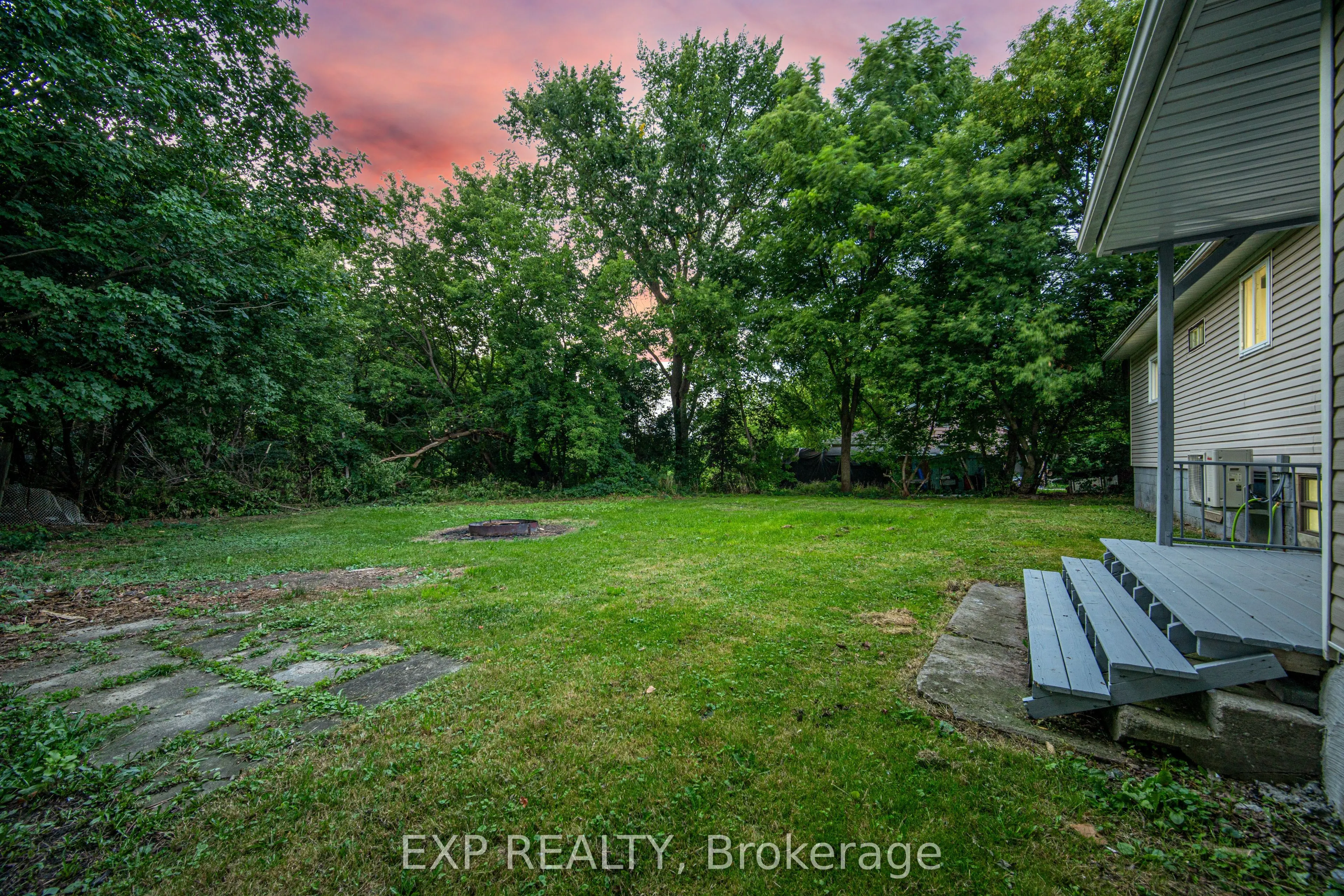 32 Maple Avenue E