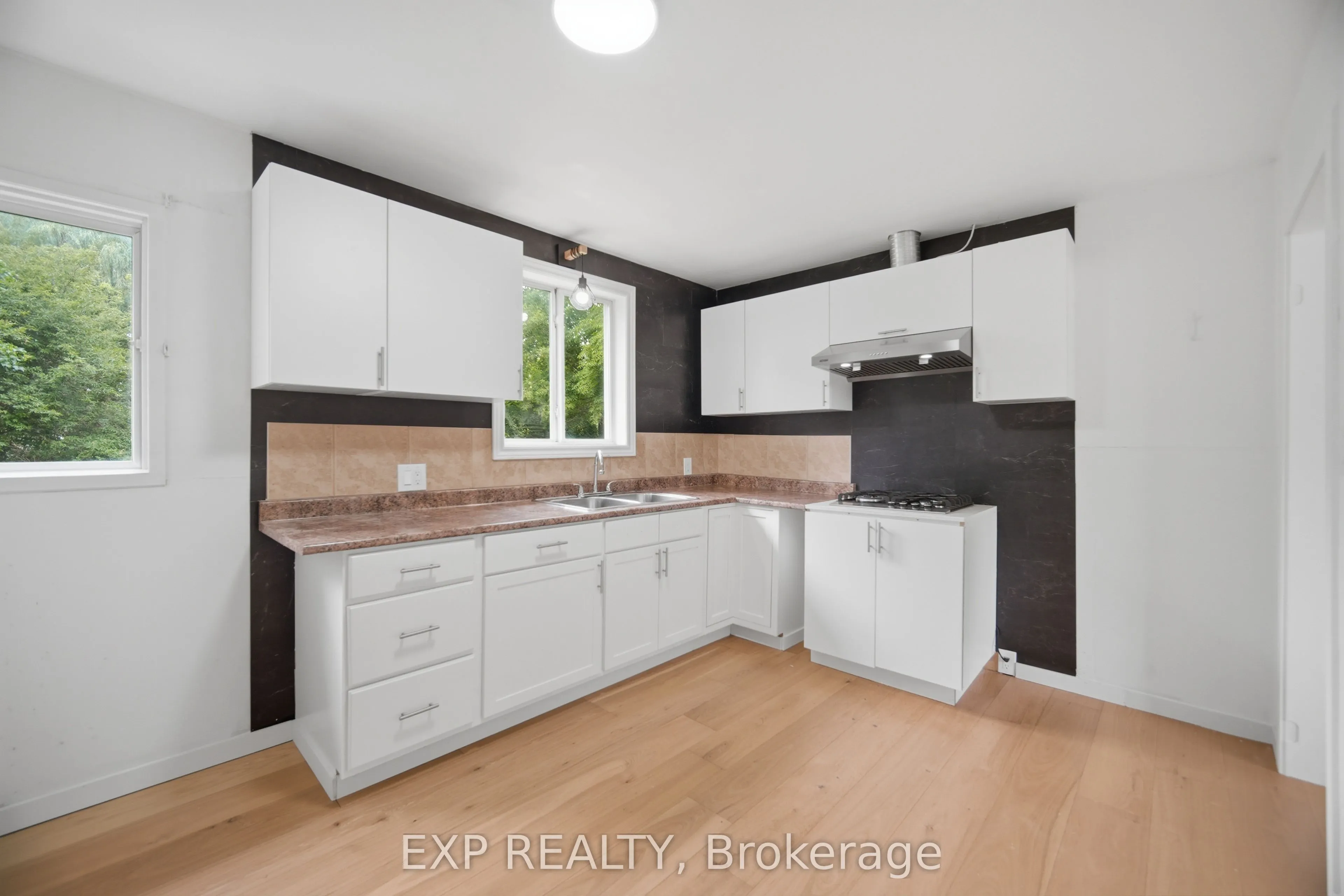 32 Maple Avenue E