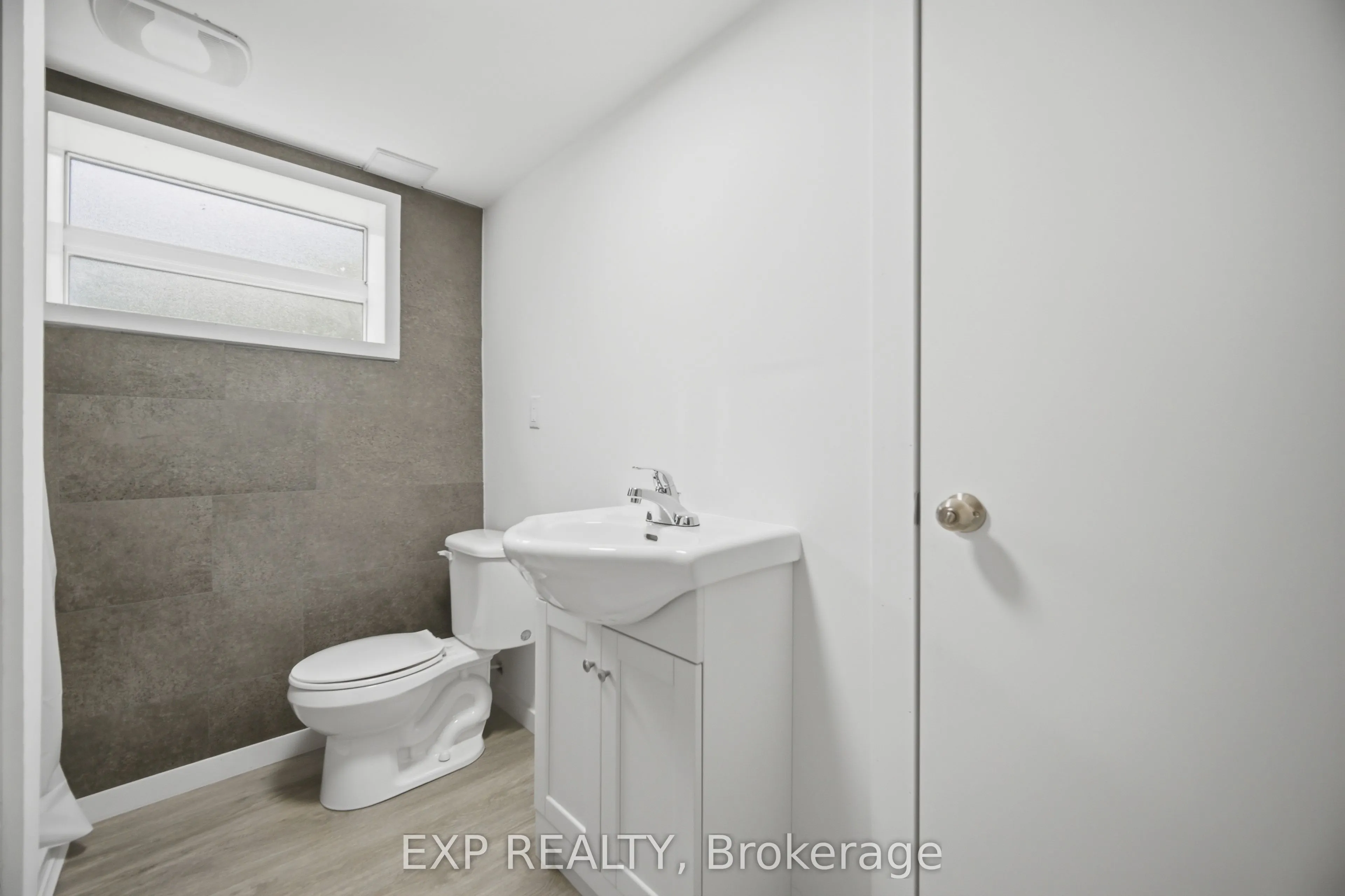 32 Maple Avenue E