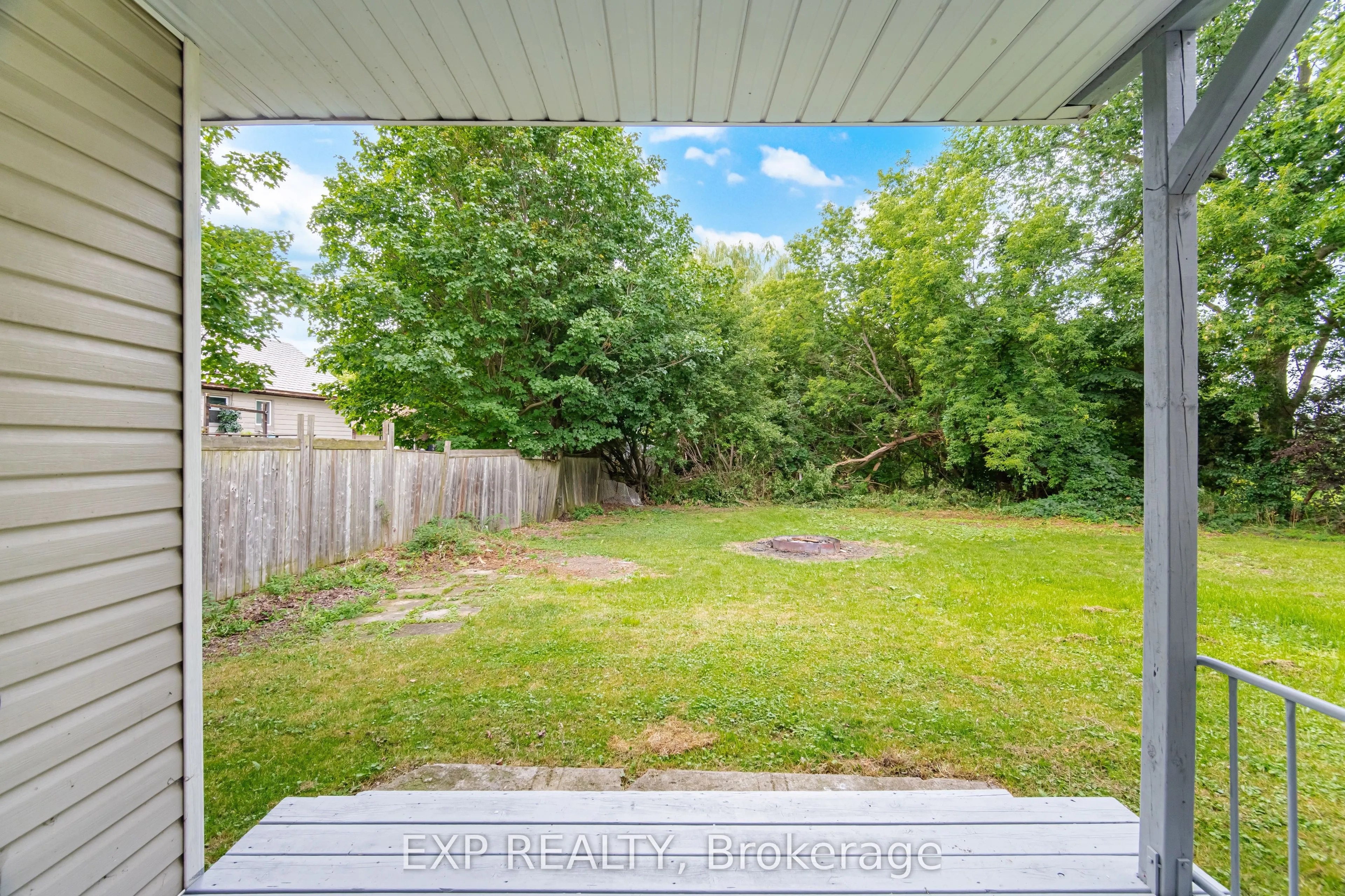 32 Maple Avenue E