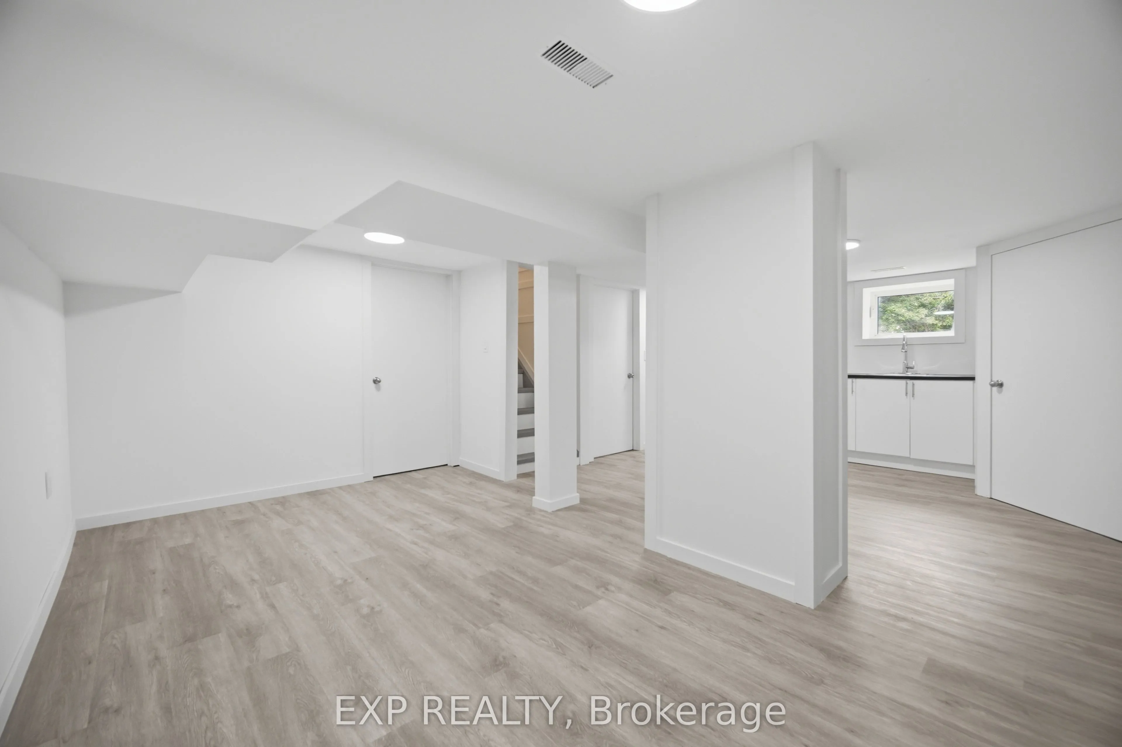 32 Maple Avenue E