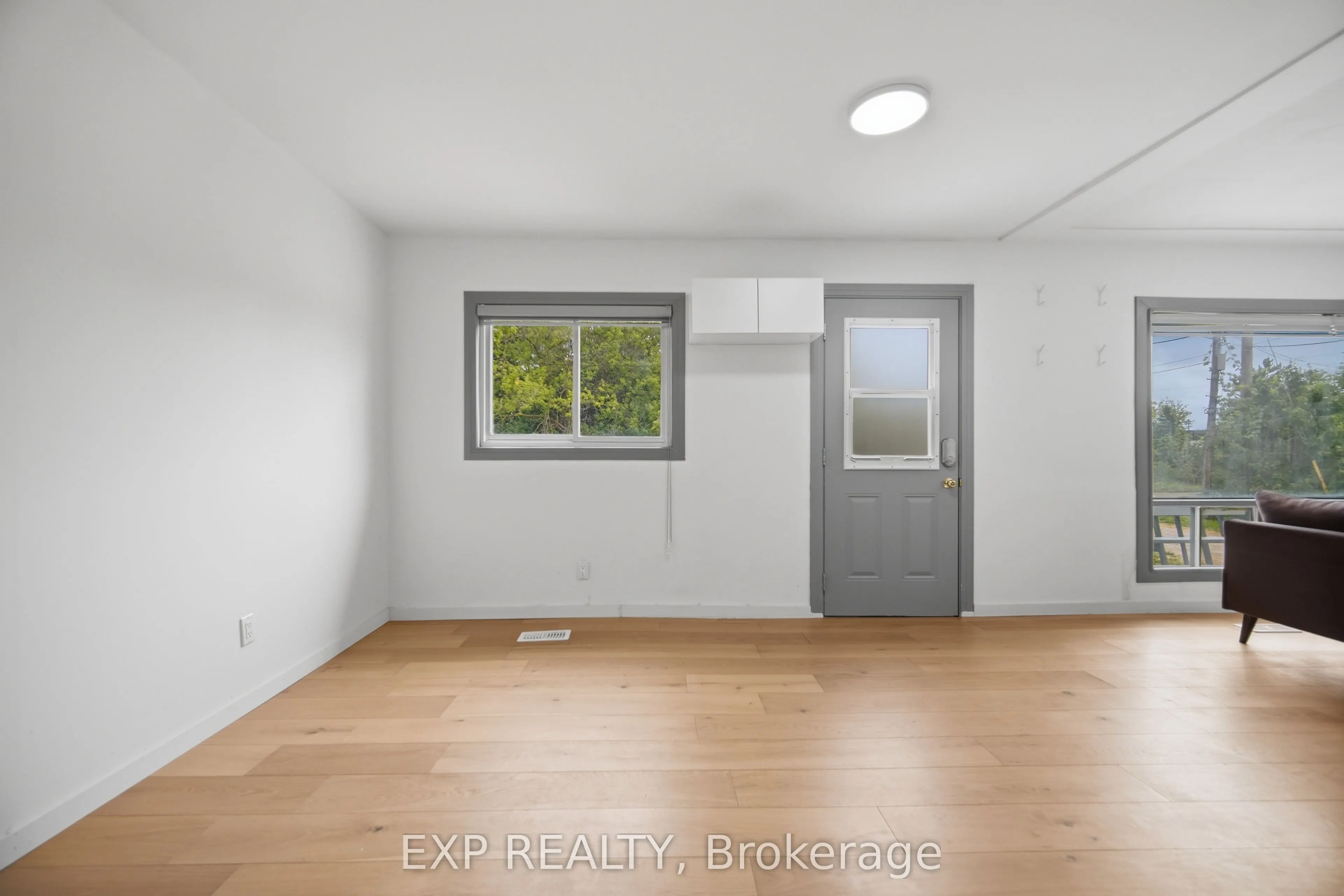 32 Maple Avenue E