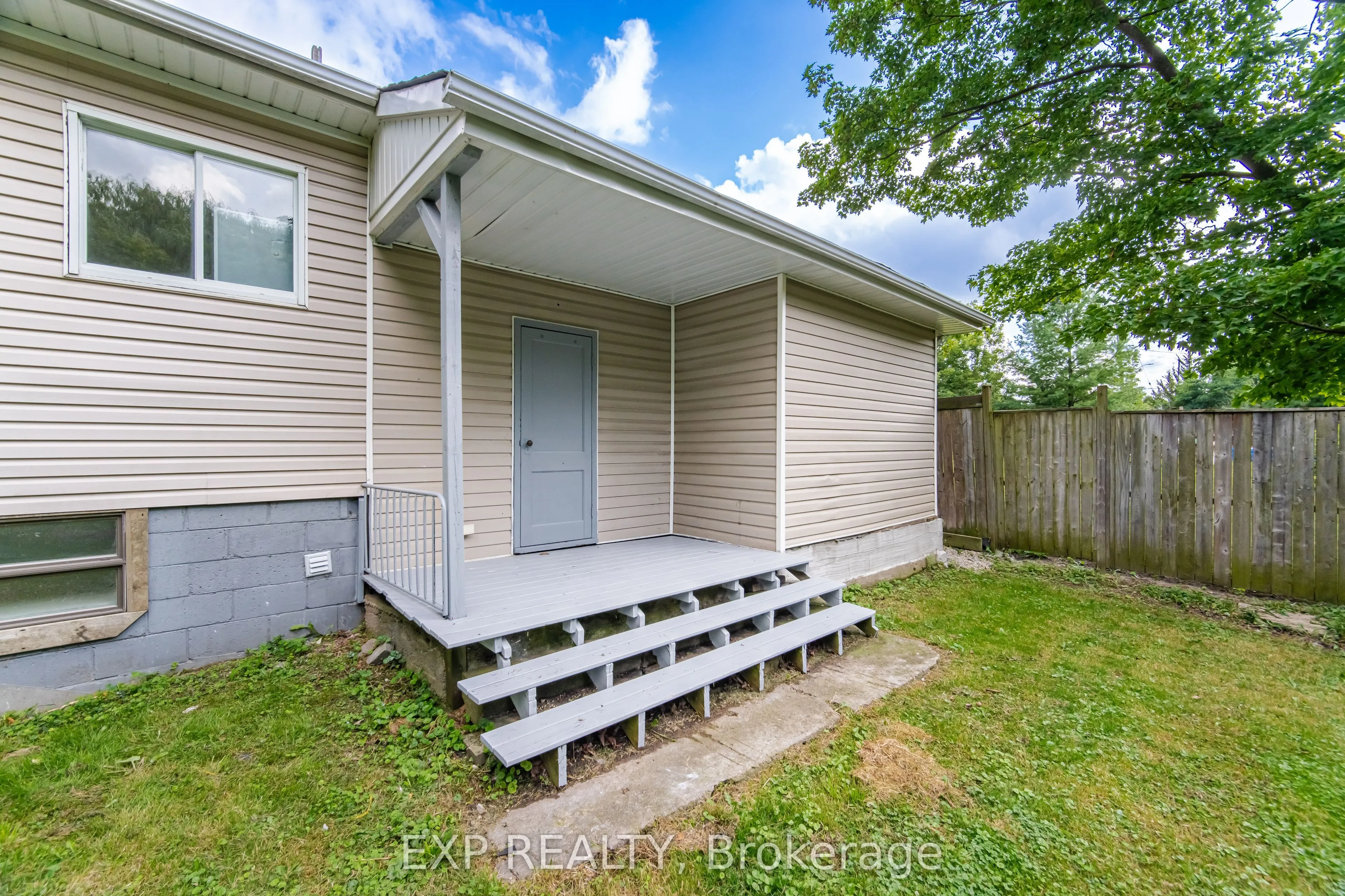 32 Maple Avenue E